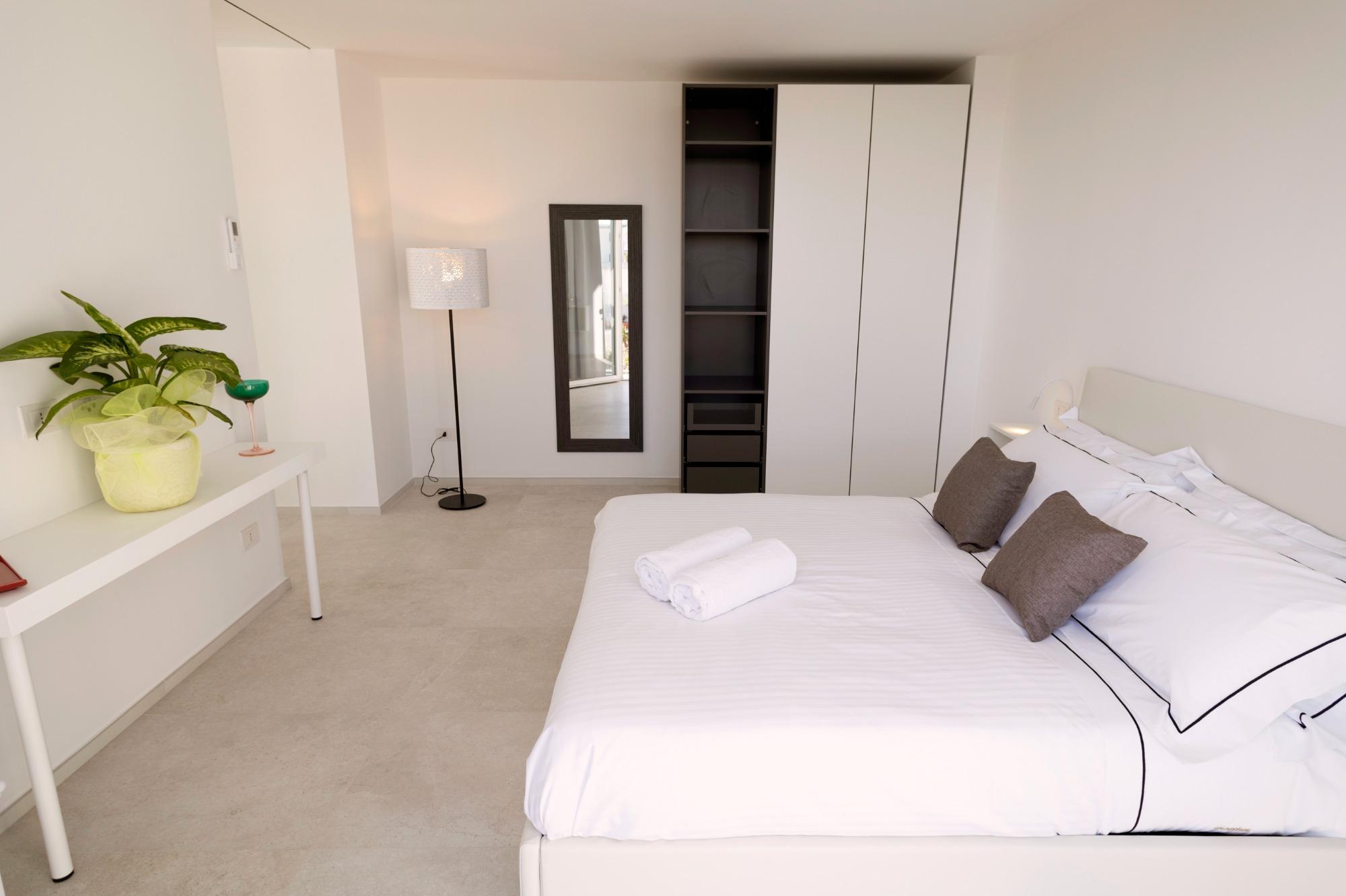 Appartamento moderno con cucina, camera matrimoniale e dotato di tutti i comfort.
