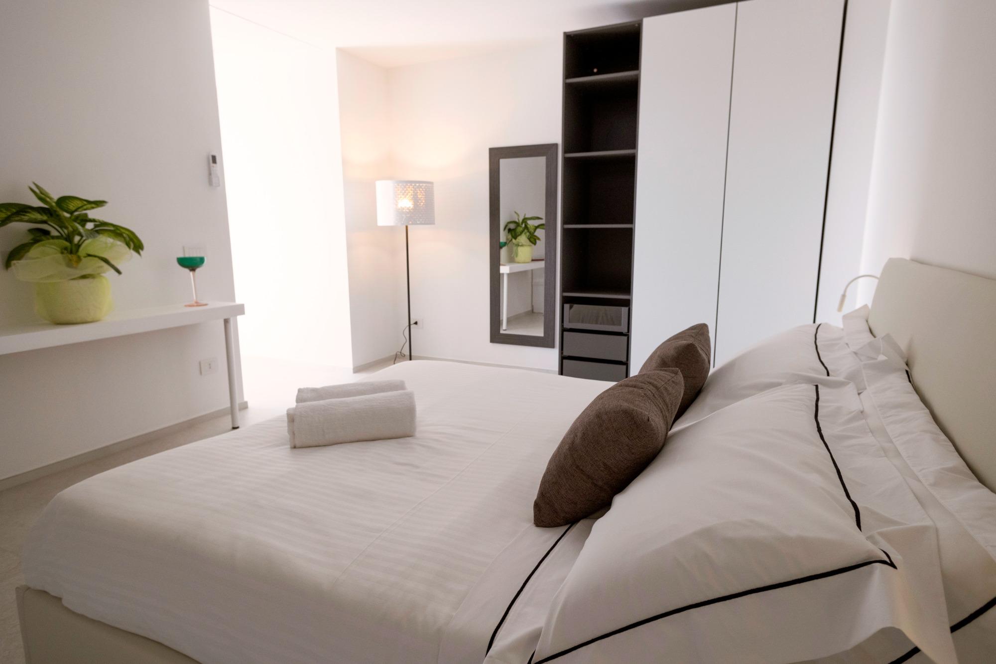 Appartamento moderno con cucina, camera matrimoniale e dotato di tutti i comfort.