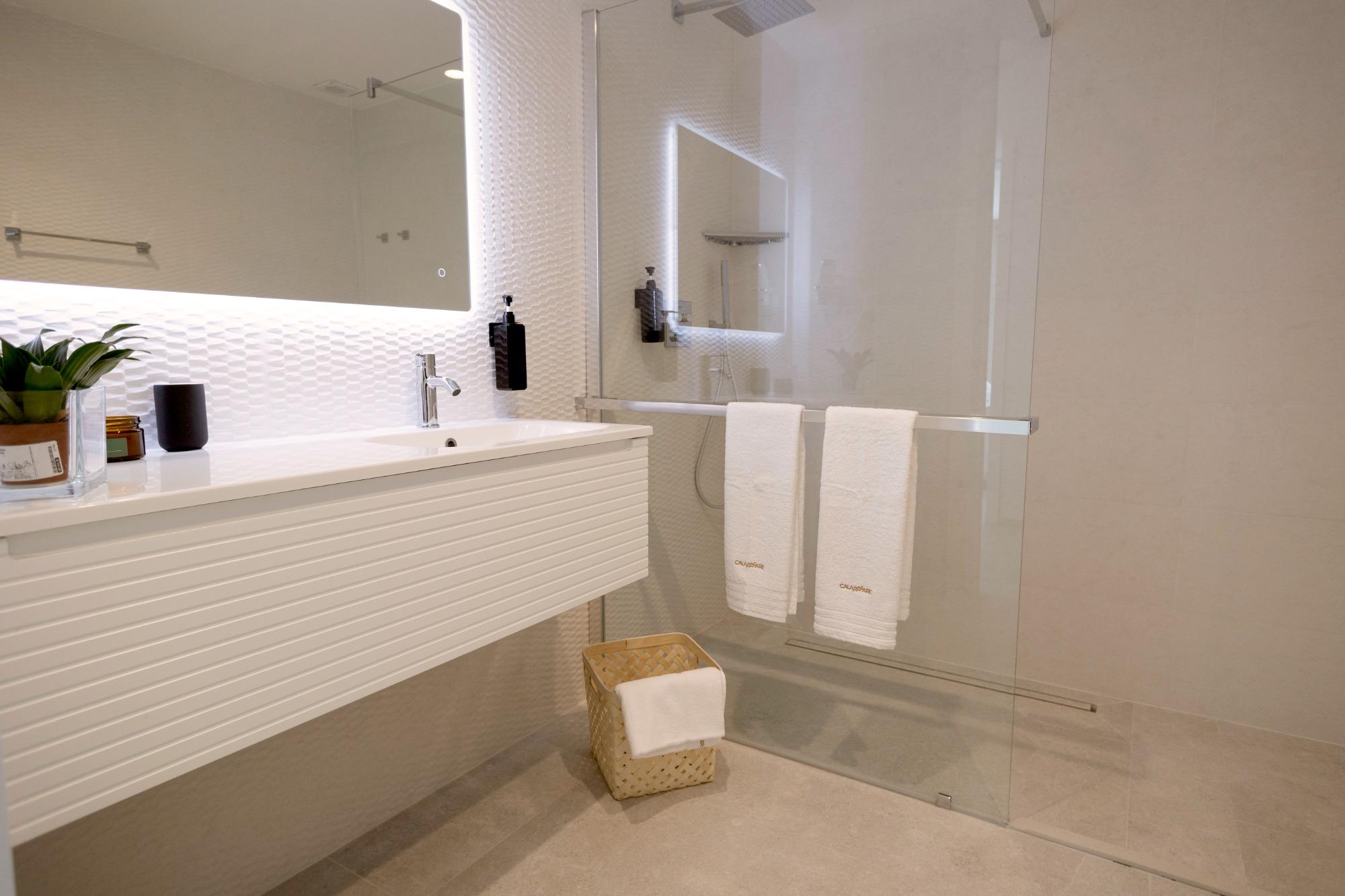 Bagno moderno con doccia a filo pavimento, wc, bidet el lavabo.