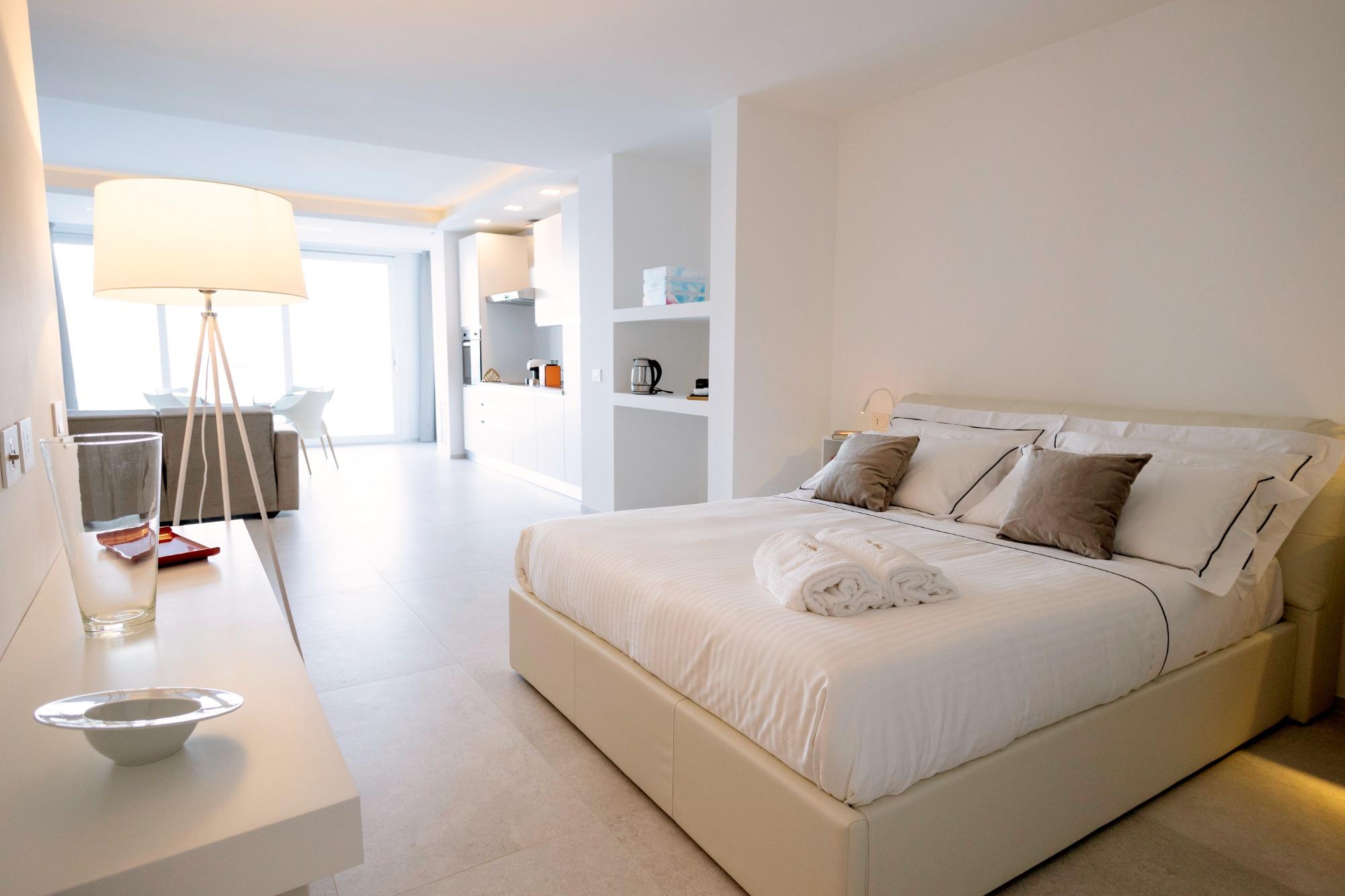 Appartamento moderno con cucina, camera matrimoniale e dotato di tutti i comfort.