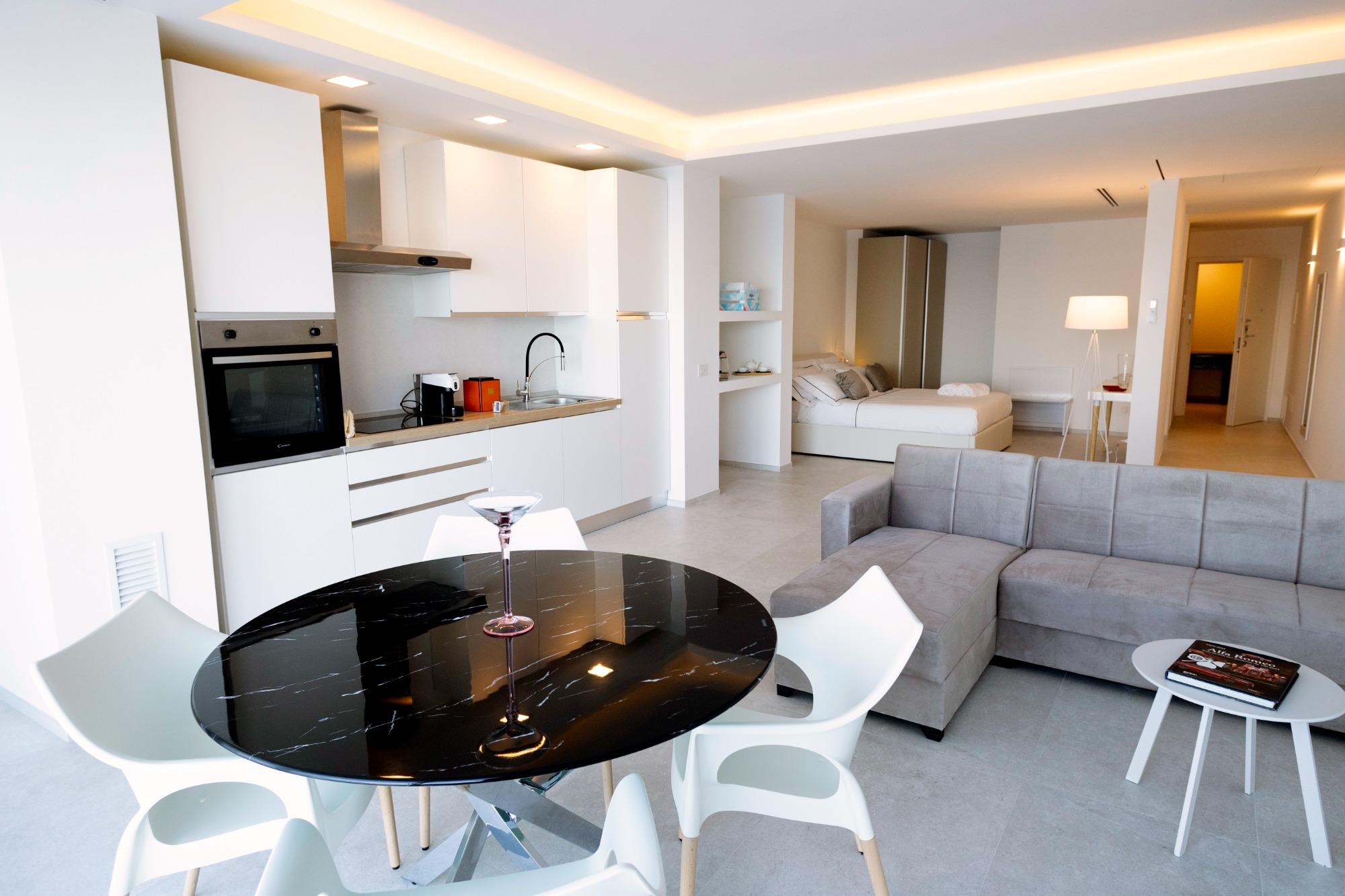 Appartamento moderno con cucina, camera matrimoniale e dotato di tutti i comfort.