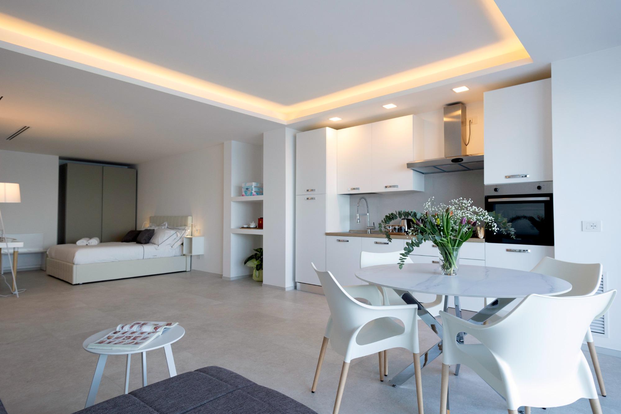 Appartamento moderno con cucina, camera matrimoniale e dotato di tutti i comfort.