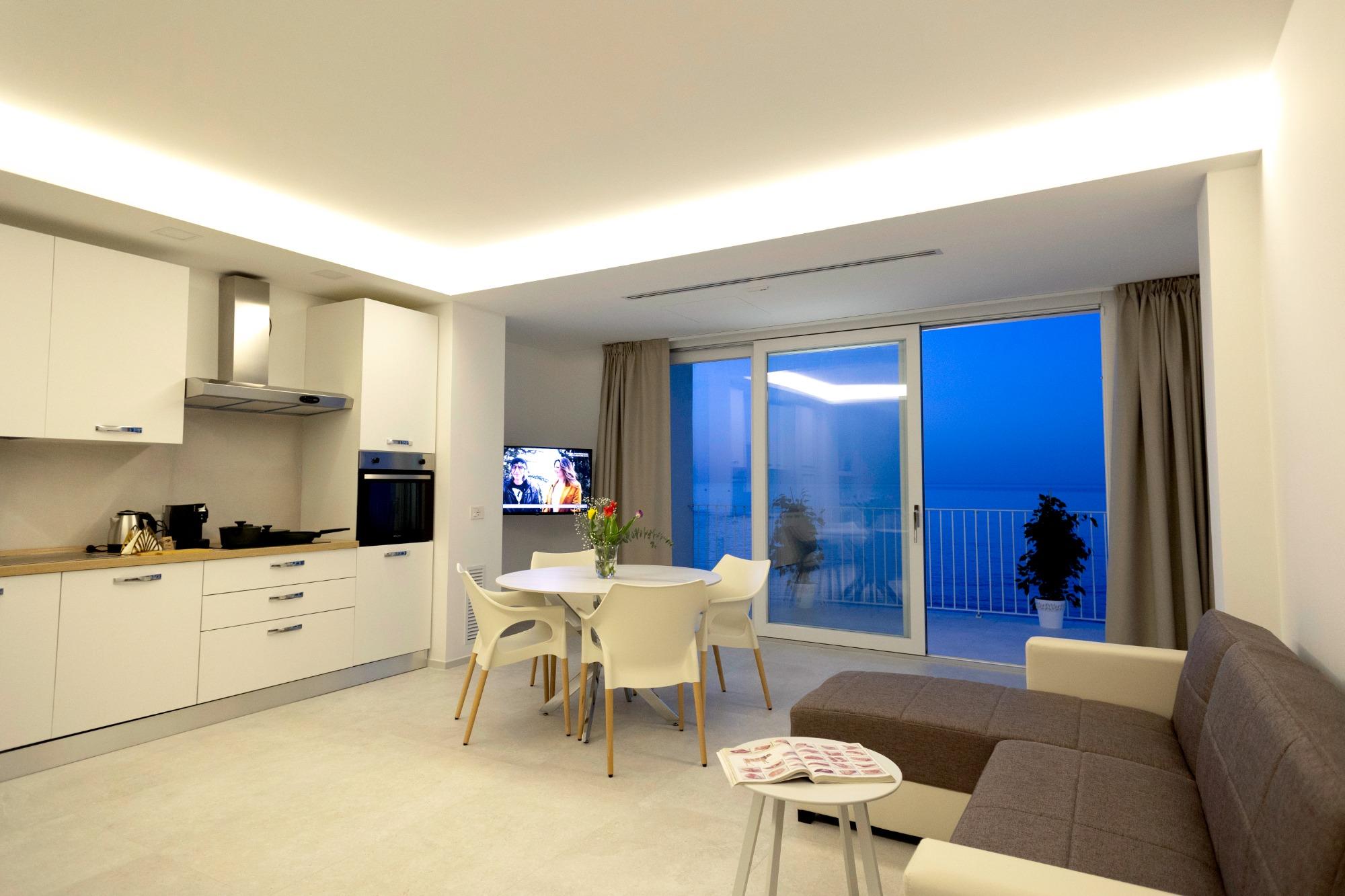 Appartamento moderno con cucina, camera matrimoniale e dotato di tutti i comfort.