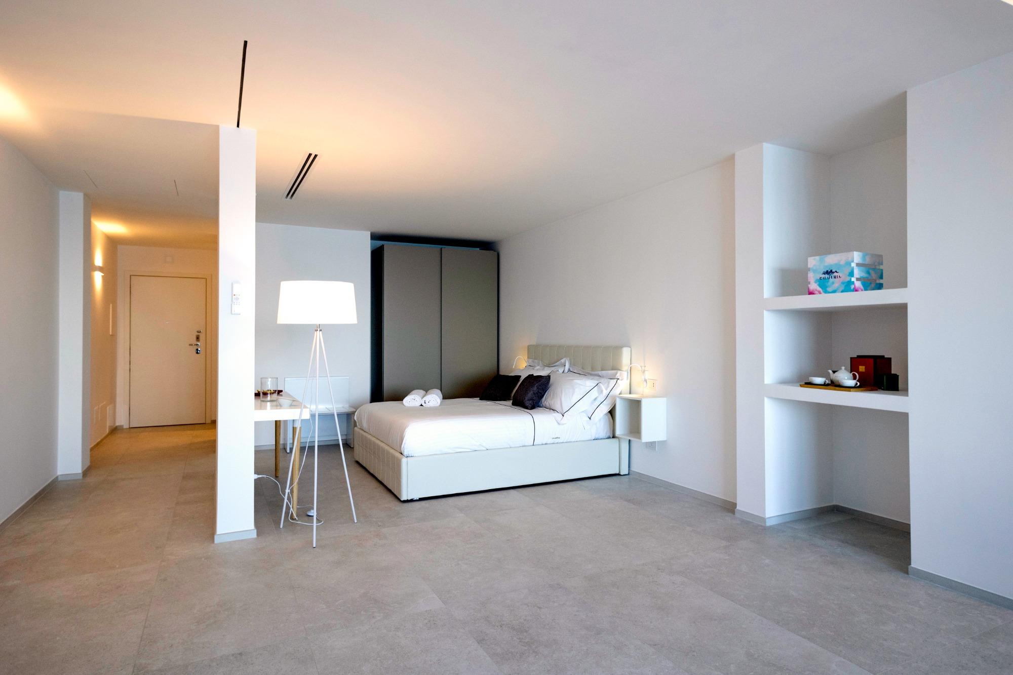 Appartamento moderno con cucina, camera matrimoniale e dotato di tutti i comfort.