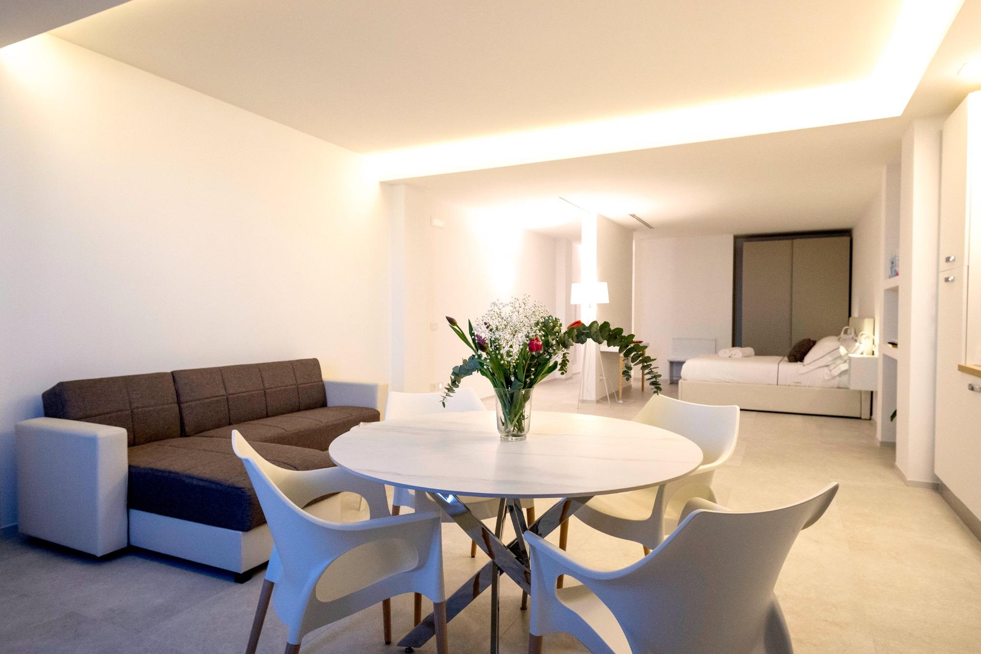 Appartamento moderno con cucina, camera matrimoniale e dotato di tutti i comfort.
