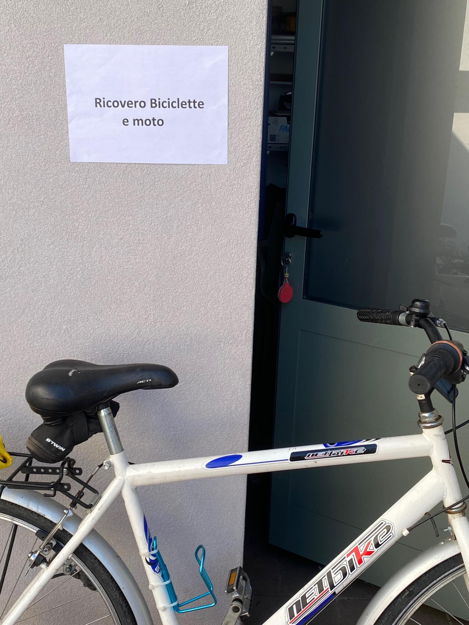 Locale di sosta e ricovero delle biciclette e moto