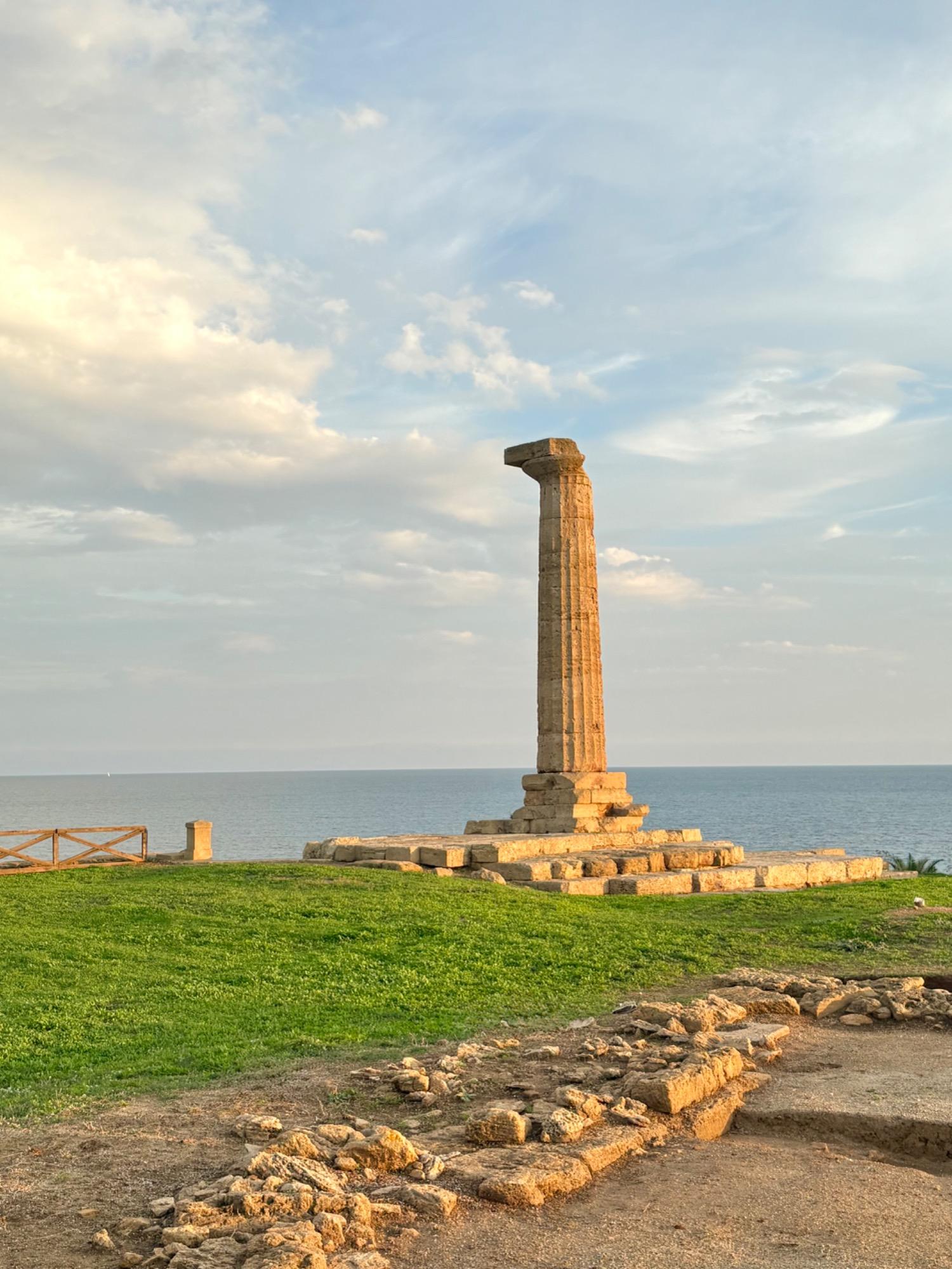 A pochi chilometri da Tari Home sorge uno dei luoghi più suggestivi della Calabria: il Parco Archeologico di Capo Colonna, dove l'unica colonna supers