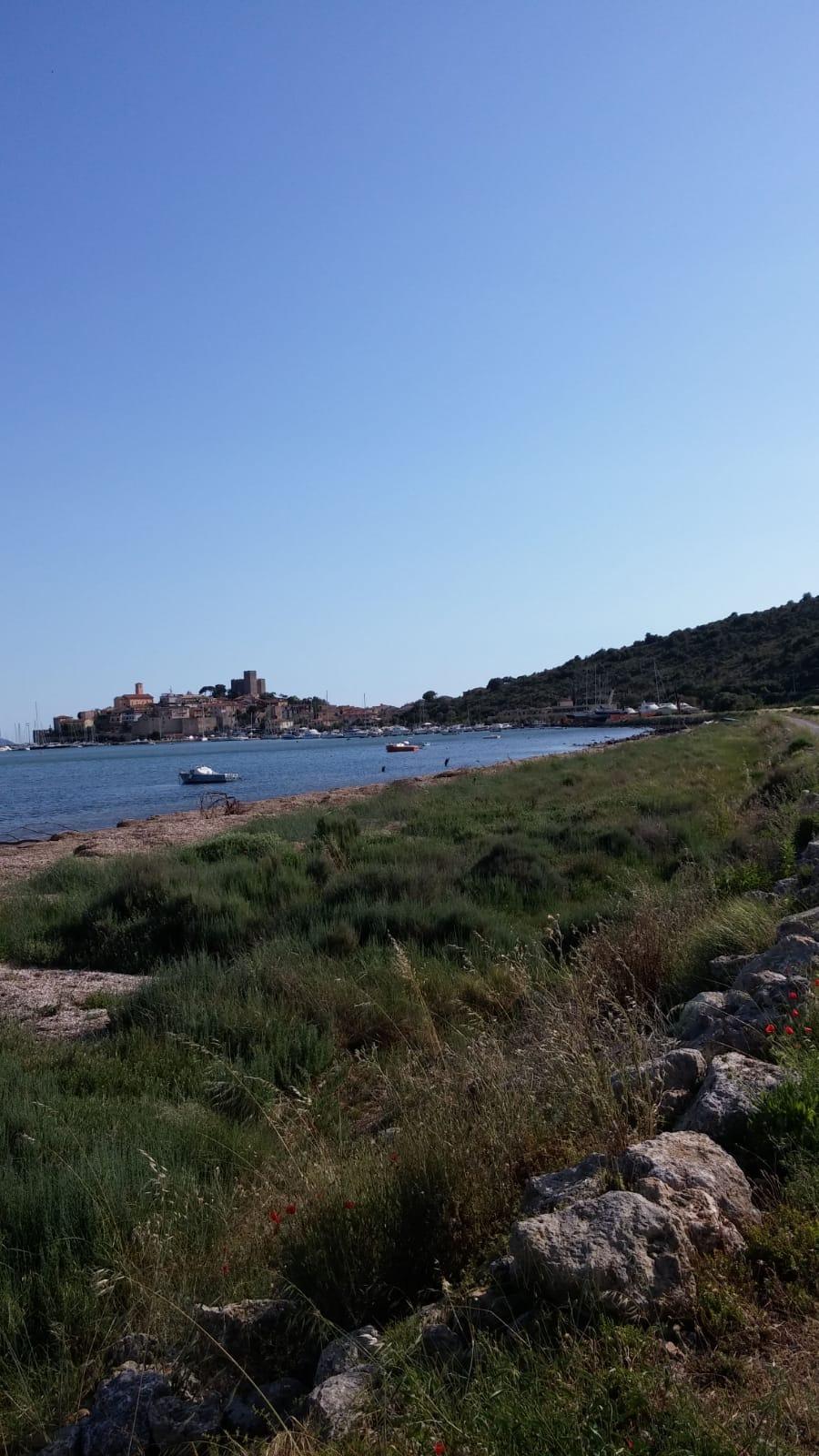 Scorcio del paese dalla spiaggia tra Talamone e Fonteblanda