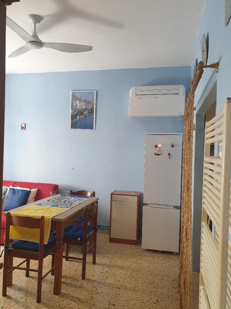 Dall'ingresso si vede il soggiorno