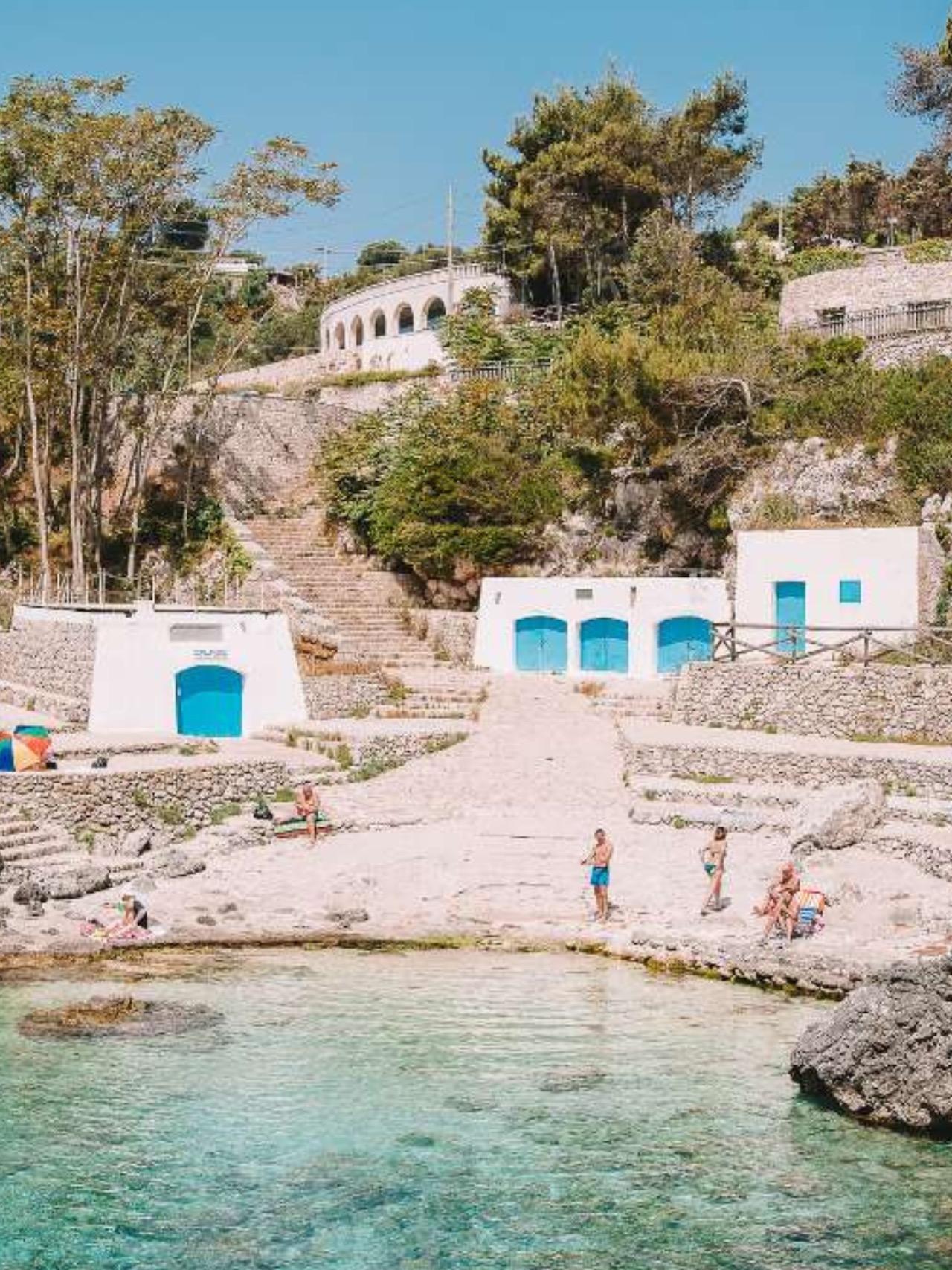 Scorcio panoramico della caletta Acquaviva, tra scogli e mare smeraldo a pochi minuti dal residence.