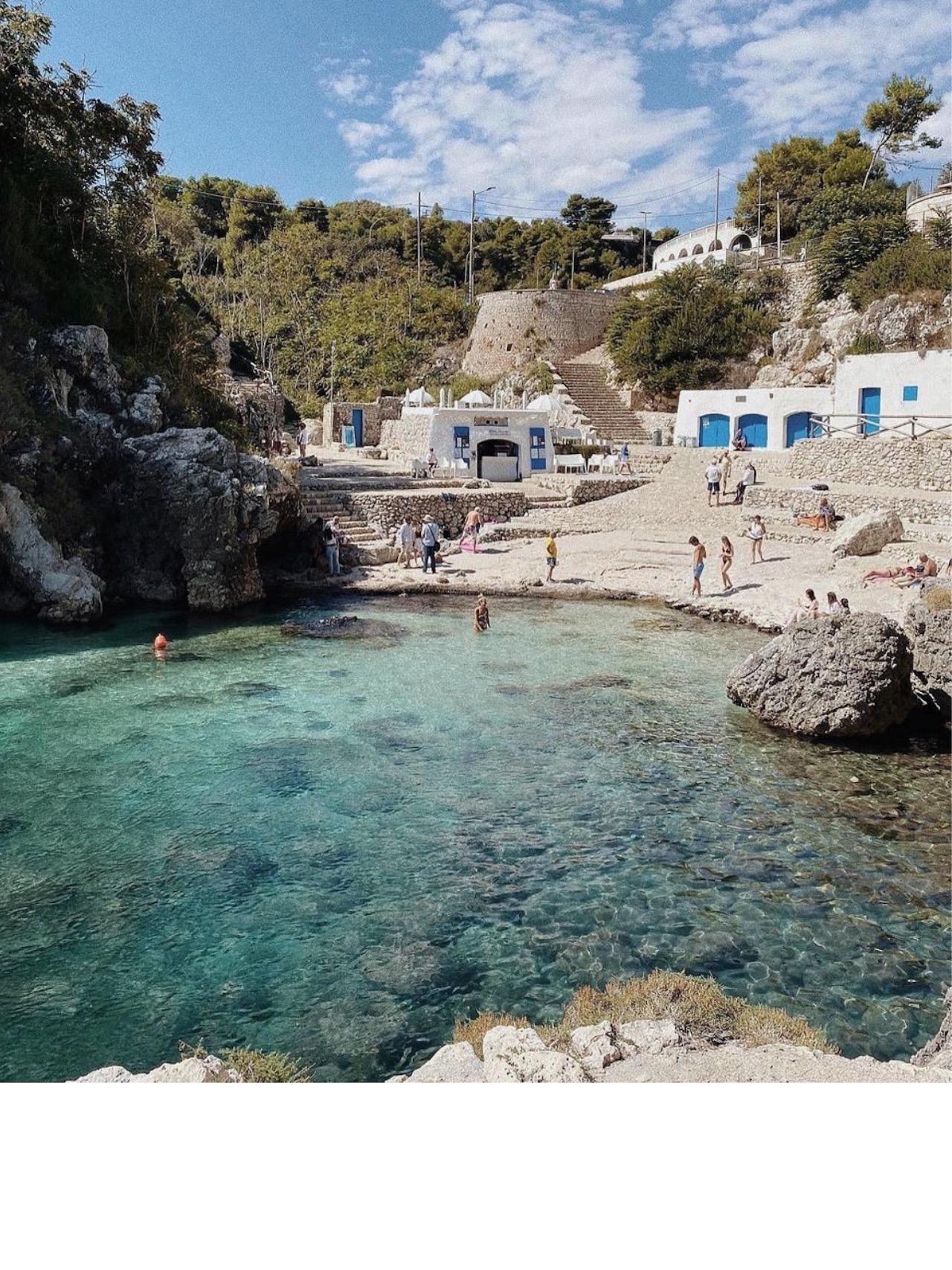 La piccola cala di Acquaviva, ideale per snorkeling e bagni in acque fresche e trasparenti.