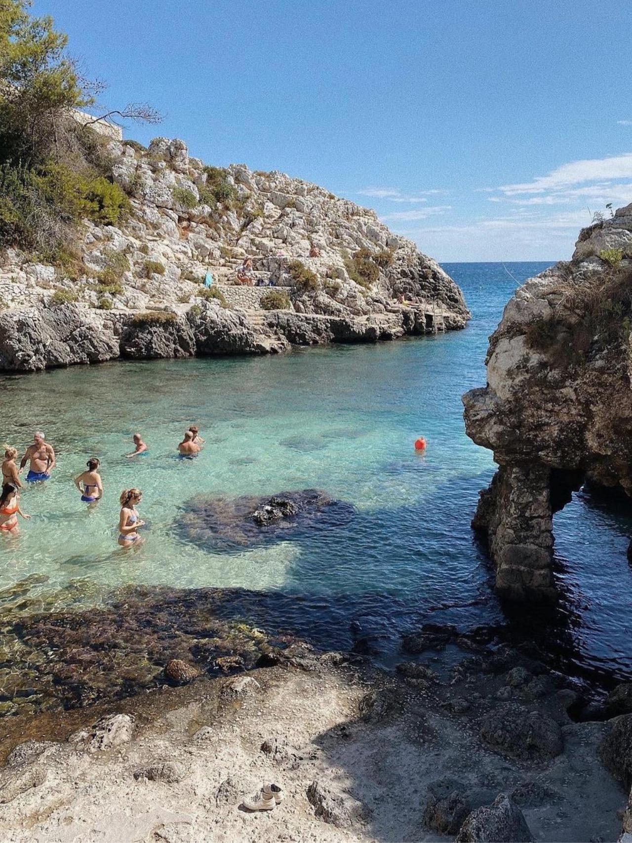 Relax e mare turchese nella caletta Acquaviva, una delle più belle insenature del Salento.