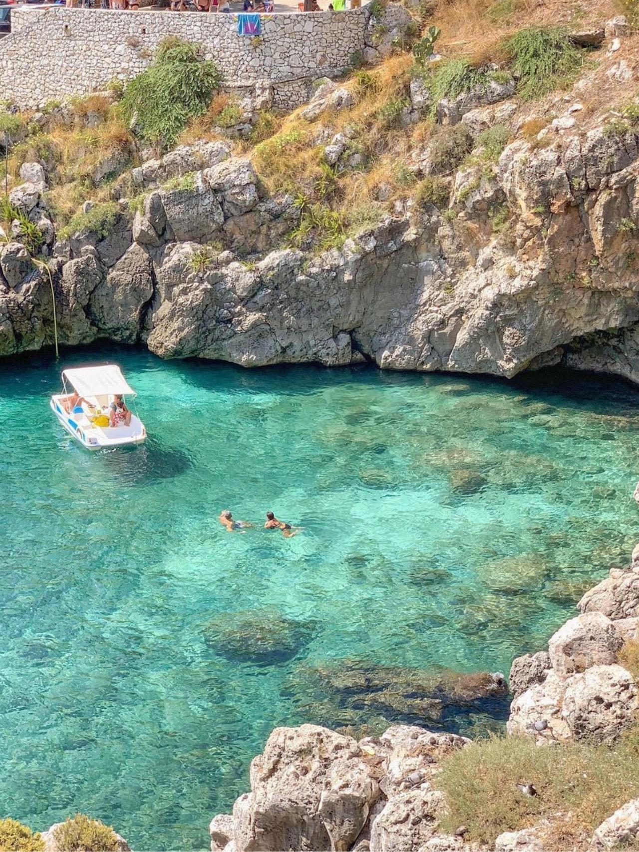 Scogliera e acque limpide a Castro, perfette per tuffi e giornate di relax a pochi minuti da Marittima.