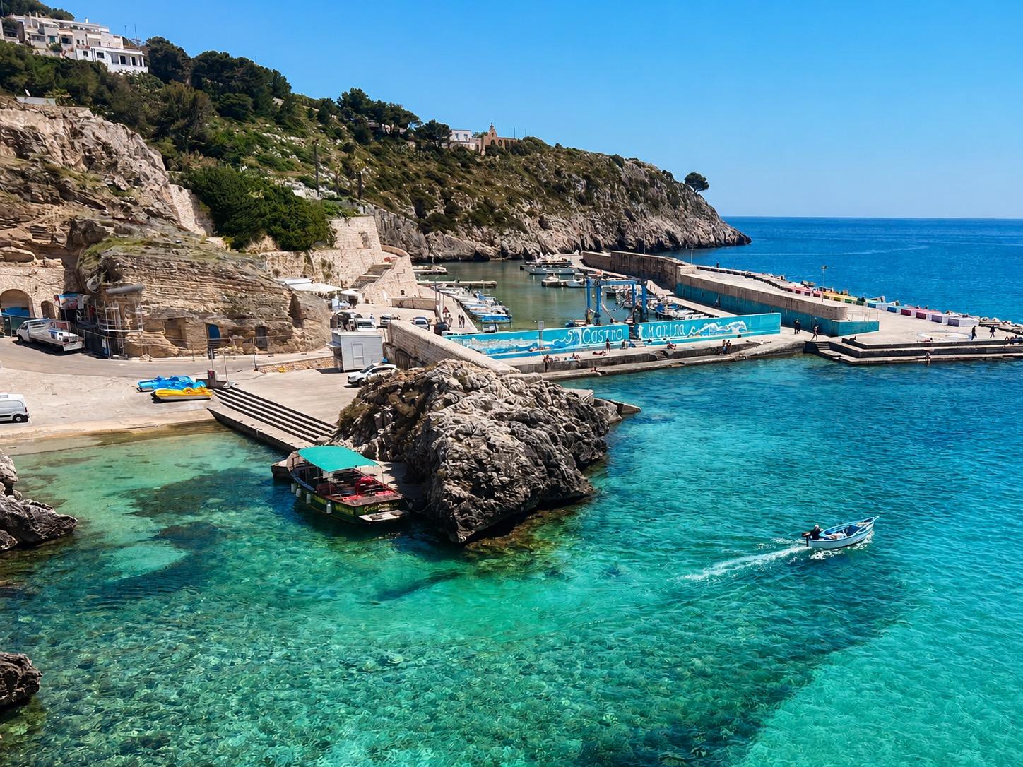 Il mare di Castro Marina, a 10 minuti da Corte dei Fiori