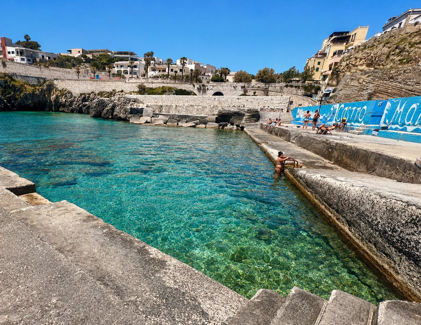 Il mare di Castro Marina, a 10 minuti da Corte dei Fiori