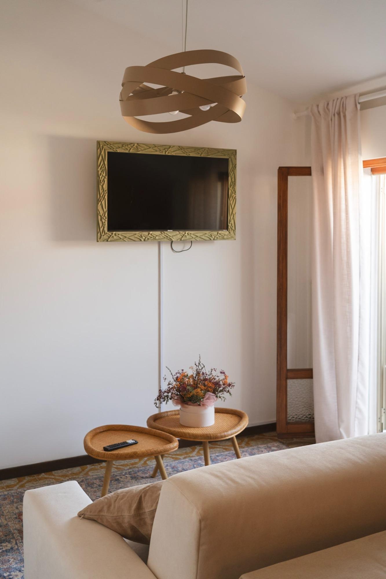 Smart tv con wifi nel soggiorno, con accesso alla terrazza