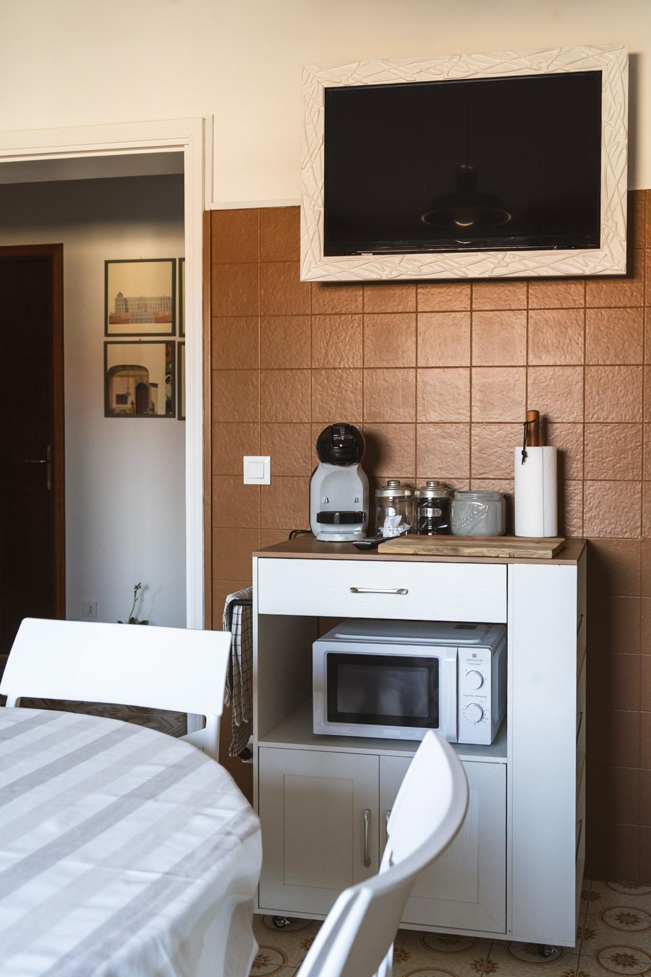 Cucina completa con smart tv, microonde, bollitore, macchina per caffè
