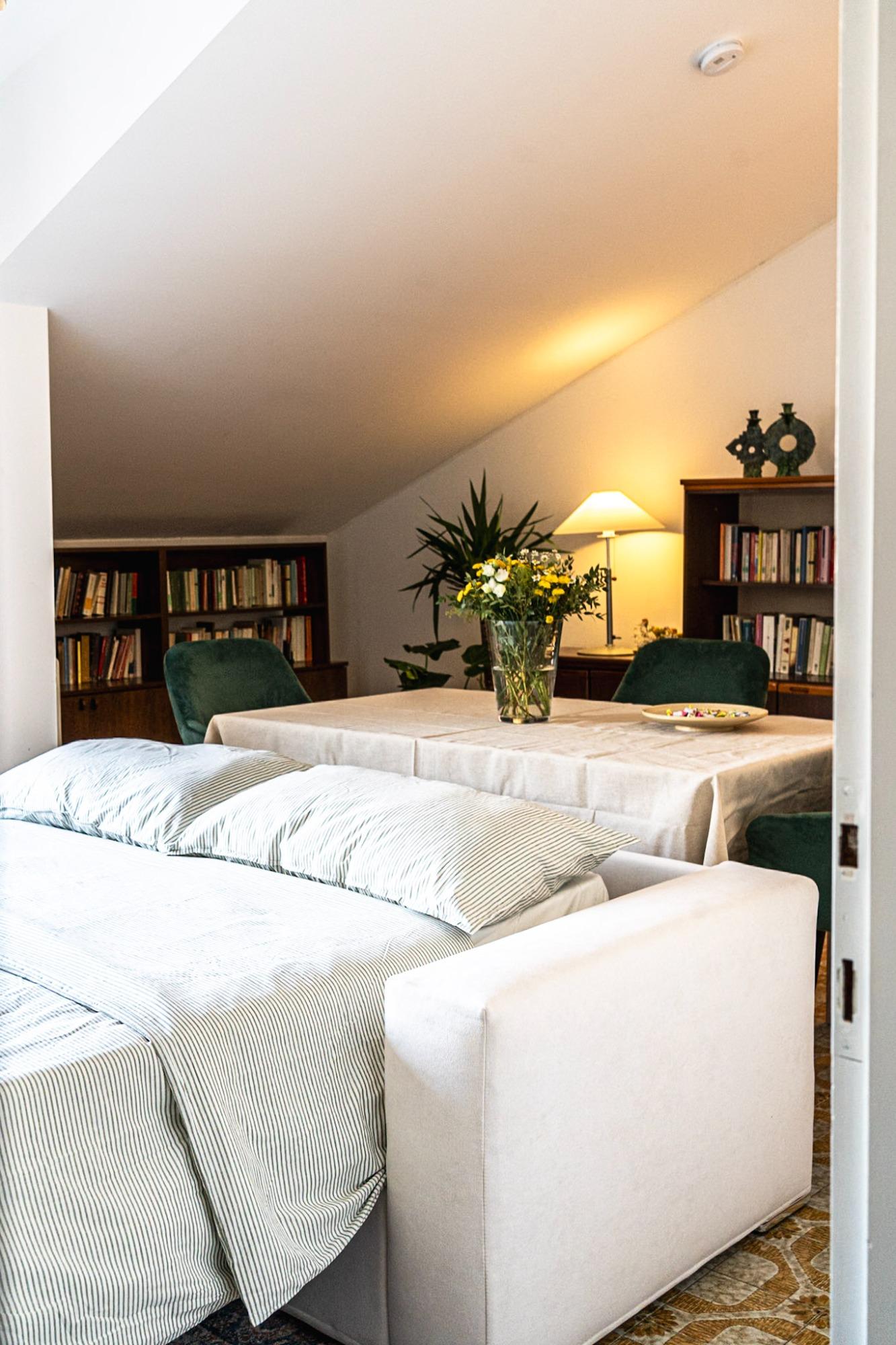 Ampio divano letto nel soggiorno