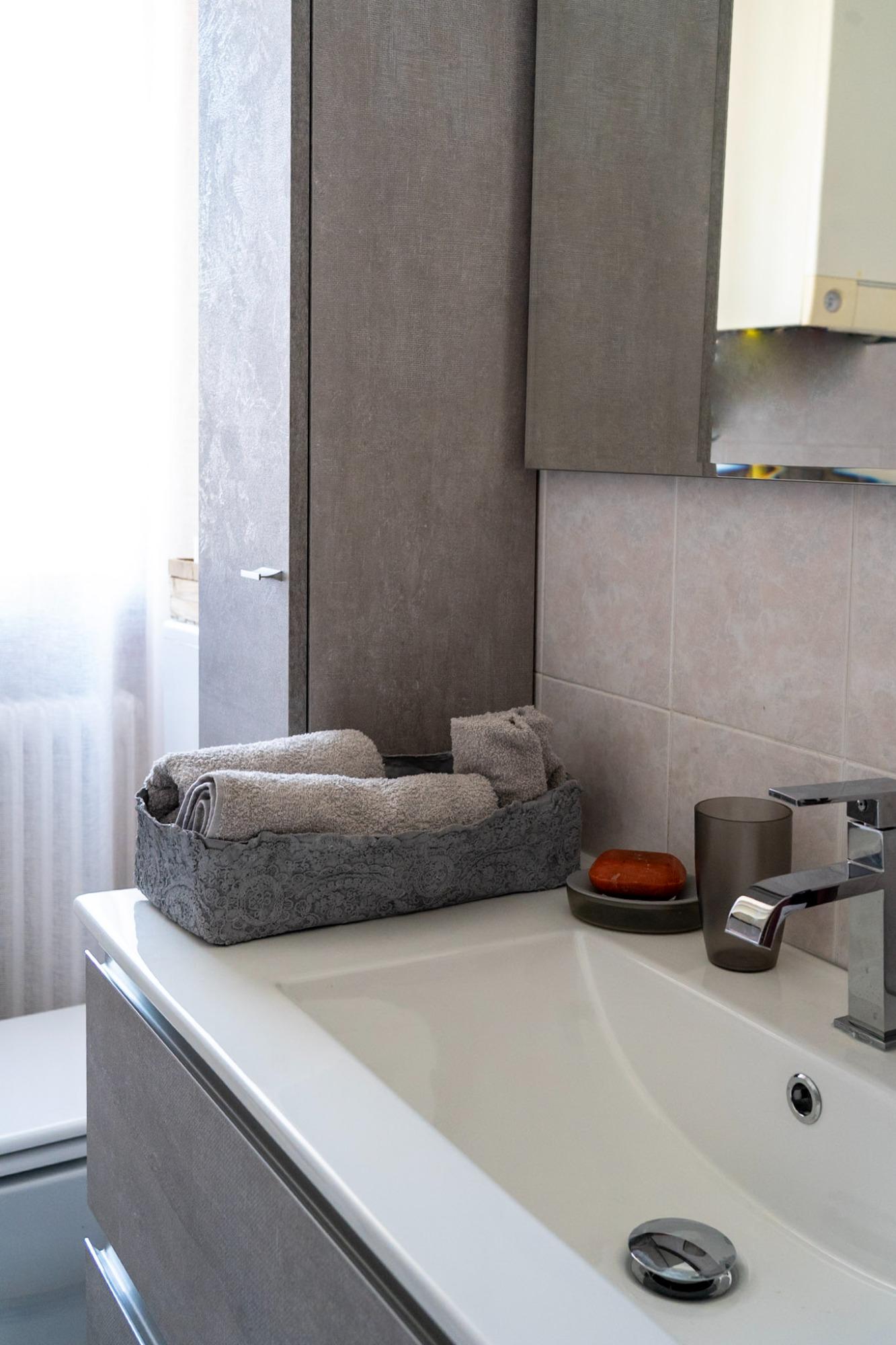 Bagno completo con vasca e doccia, bidet, lavabo, wc, phon, carta igienica, sapone, bagnoschiuma, spazzolini