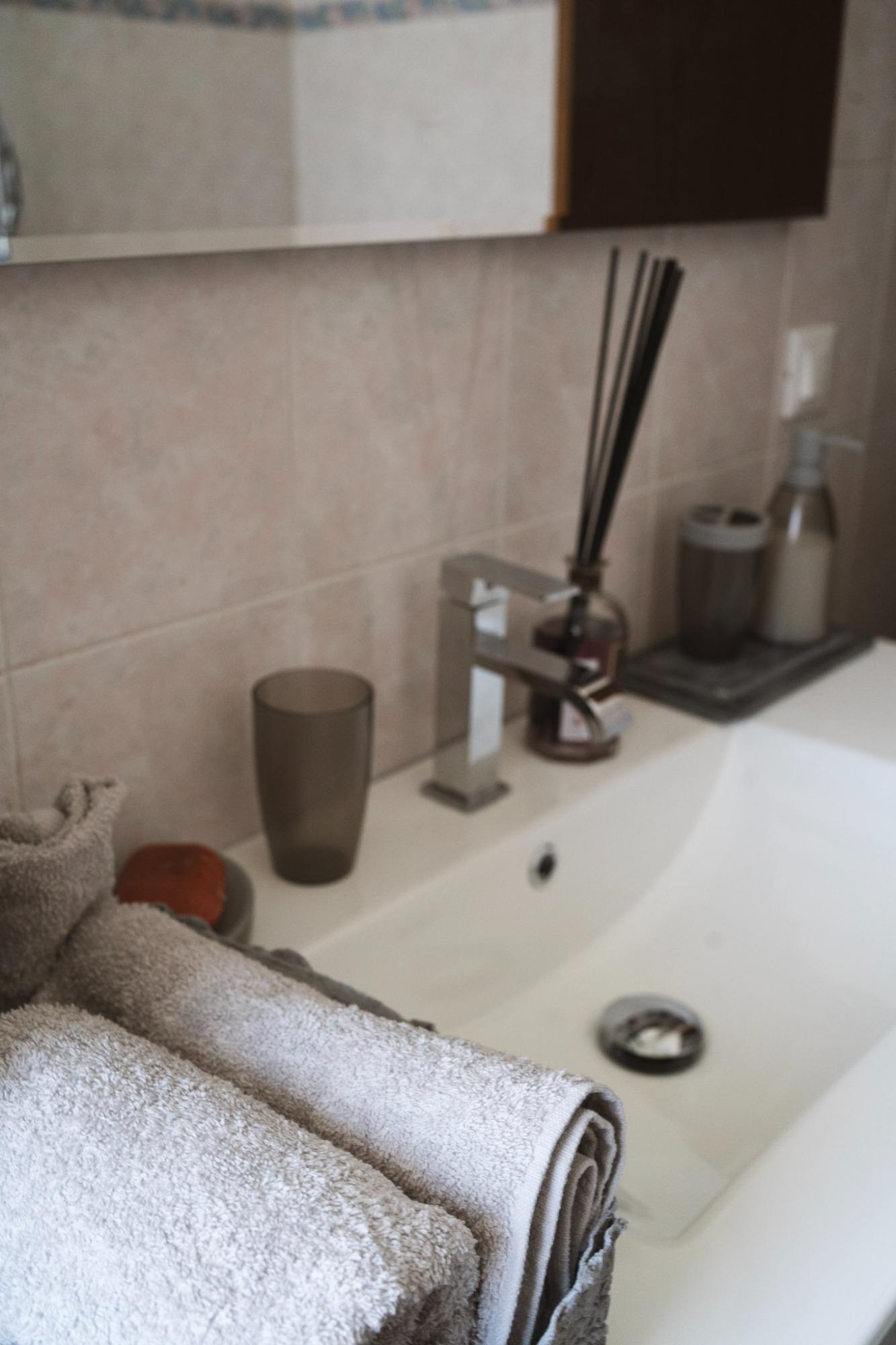 Bagno completo di asciugamani, ciabatte di cortesia