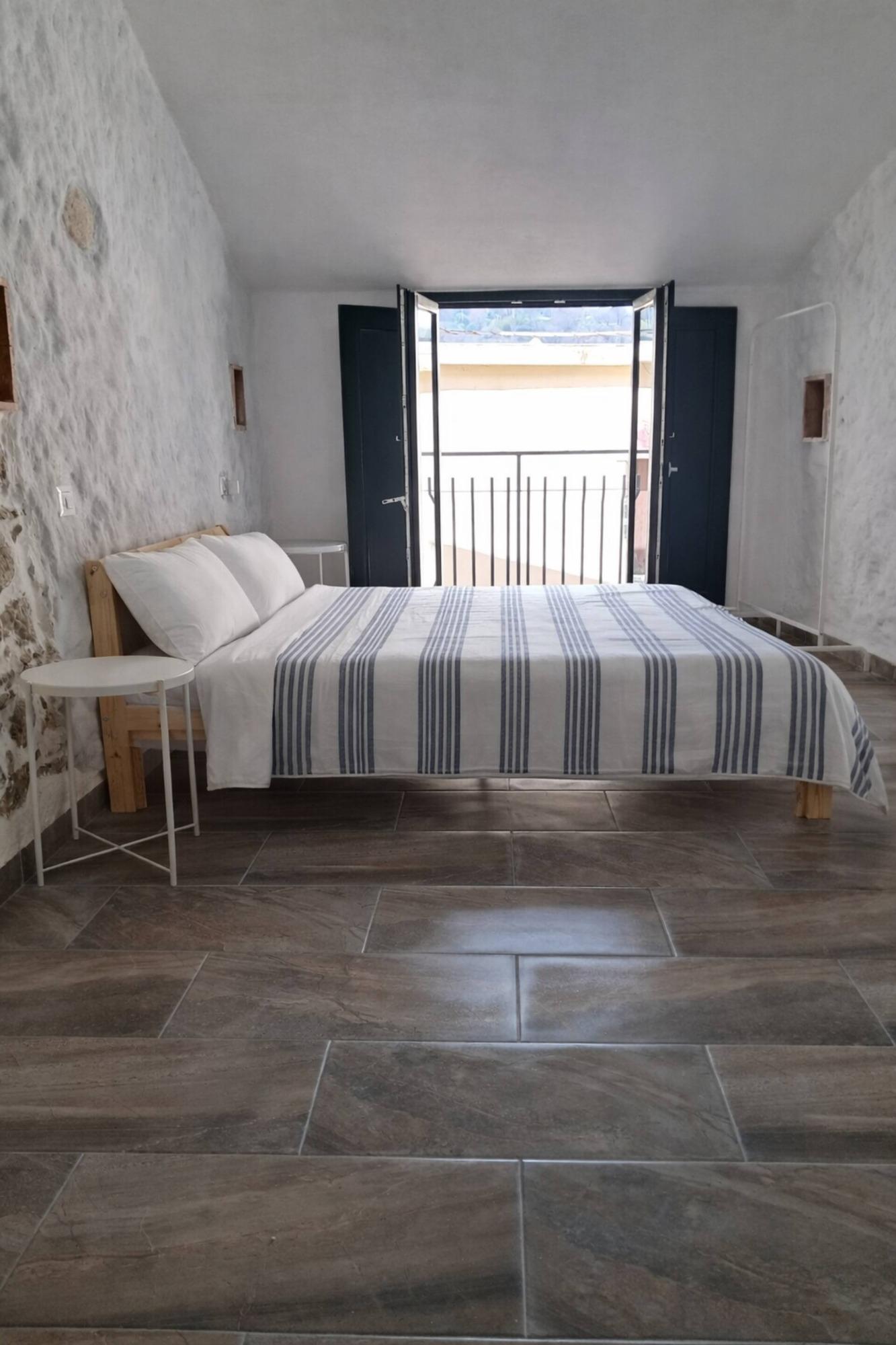 Camera da letto con balcone