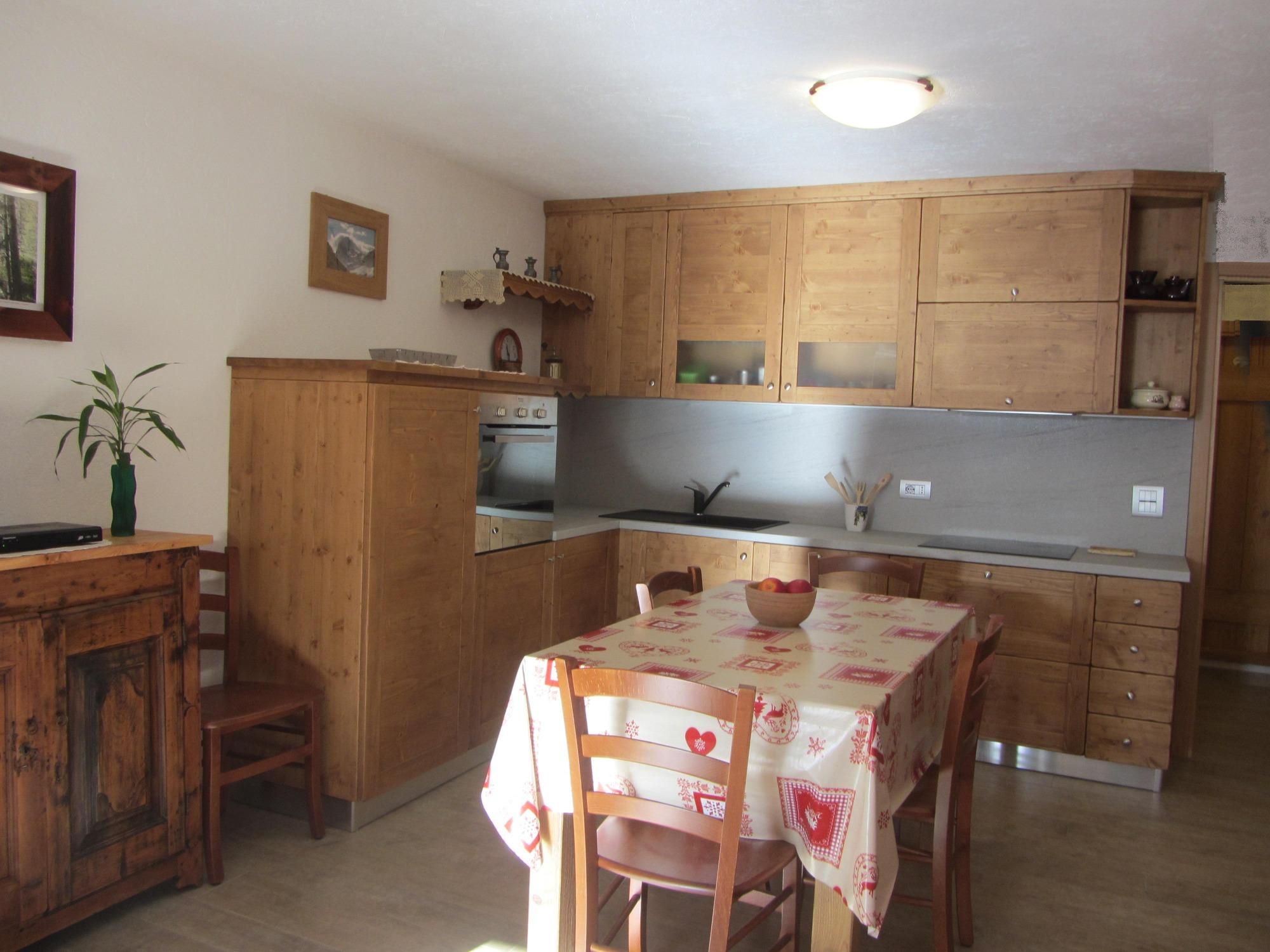vista sul tavolo da pranzo e cucina in legno massello