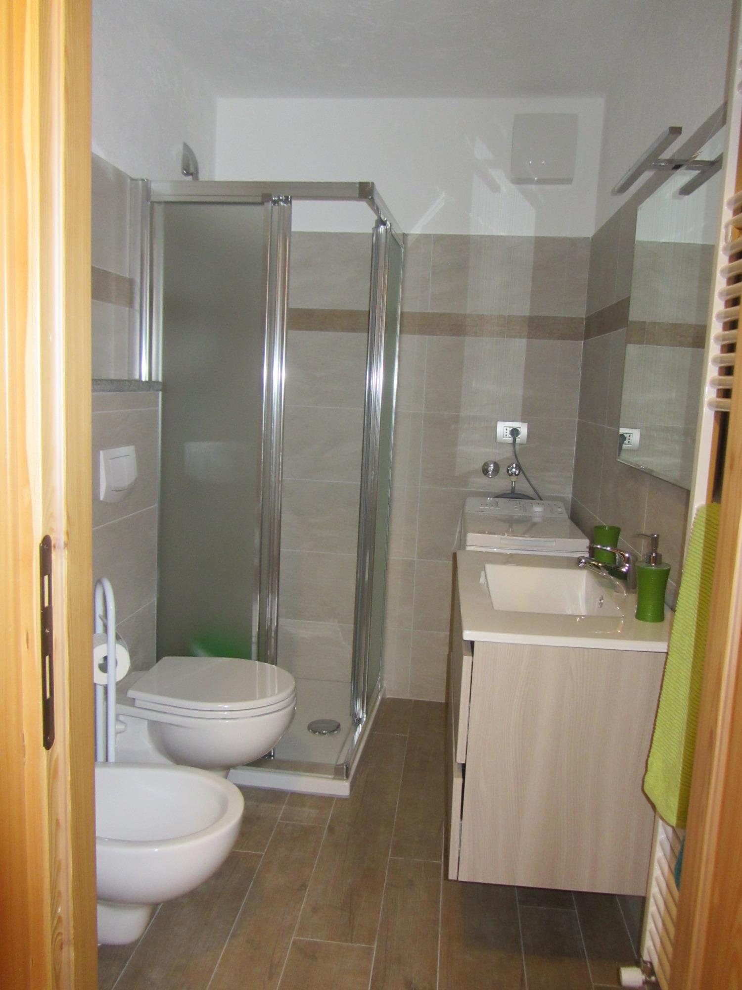 bagno con doccia e lavatrice