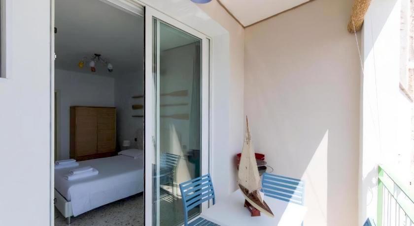 Balcone con spettacolare vista sul mare di Castro di una delle nostre camere