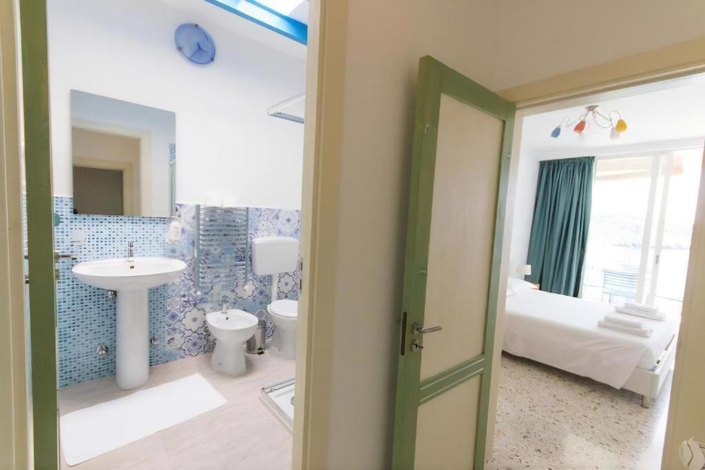 Bagno e camera con balcone