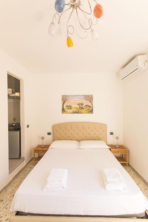 Camera da letto matrimoniale confortevole e curata