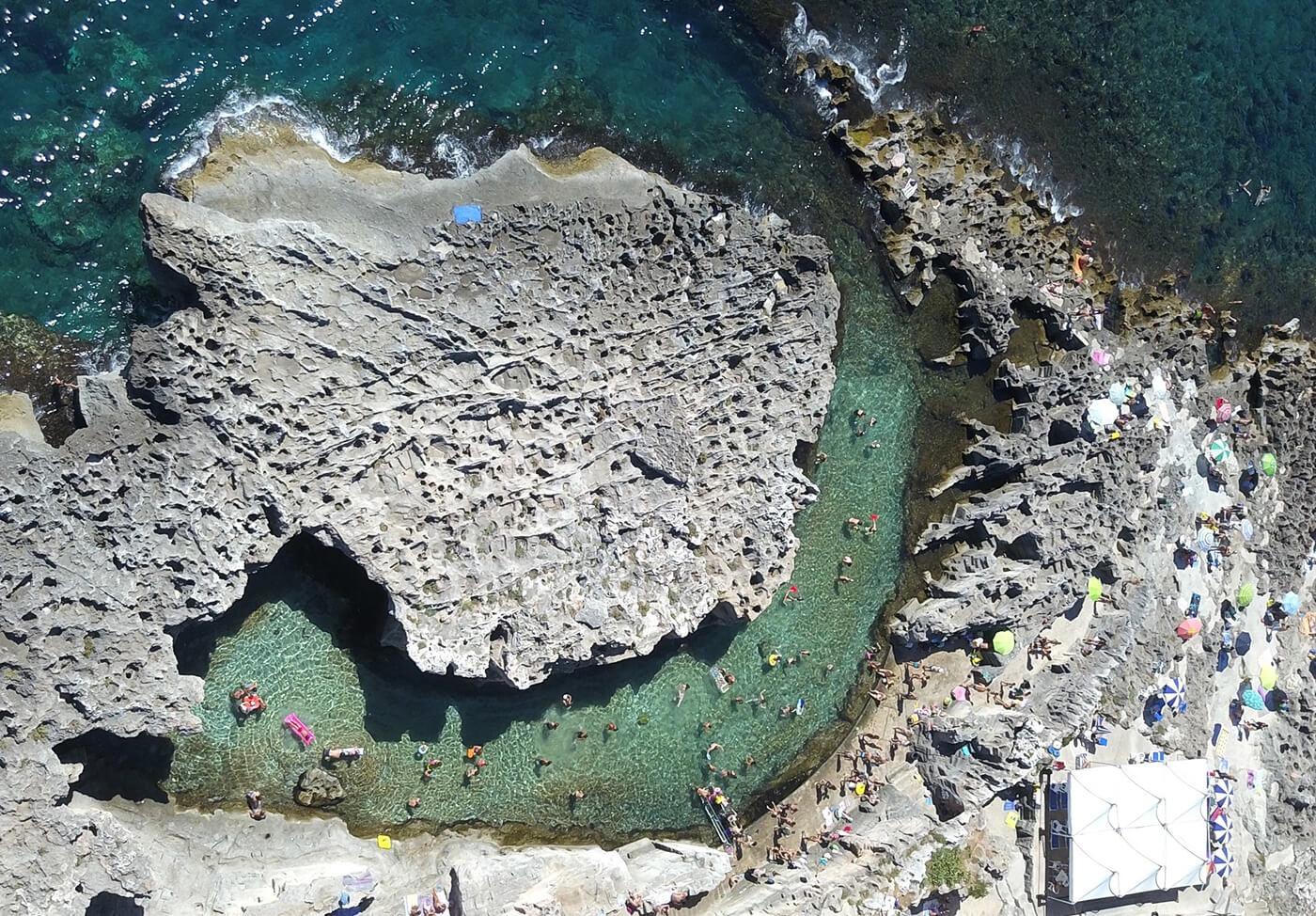 La Piscina Naturale di Marina Serra, raggiungibile in pochi minuti d'auto