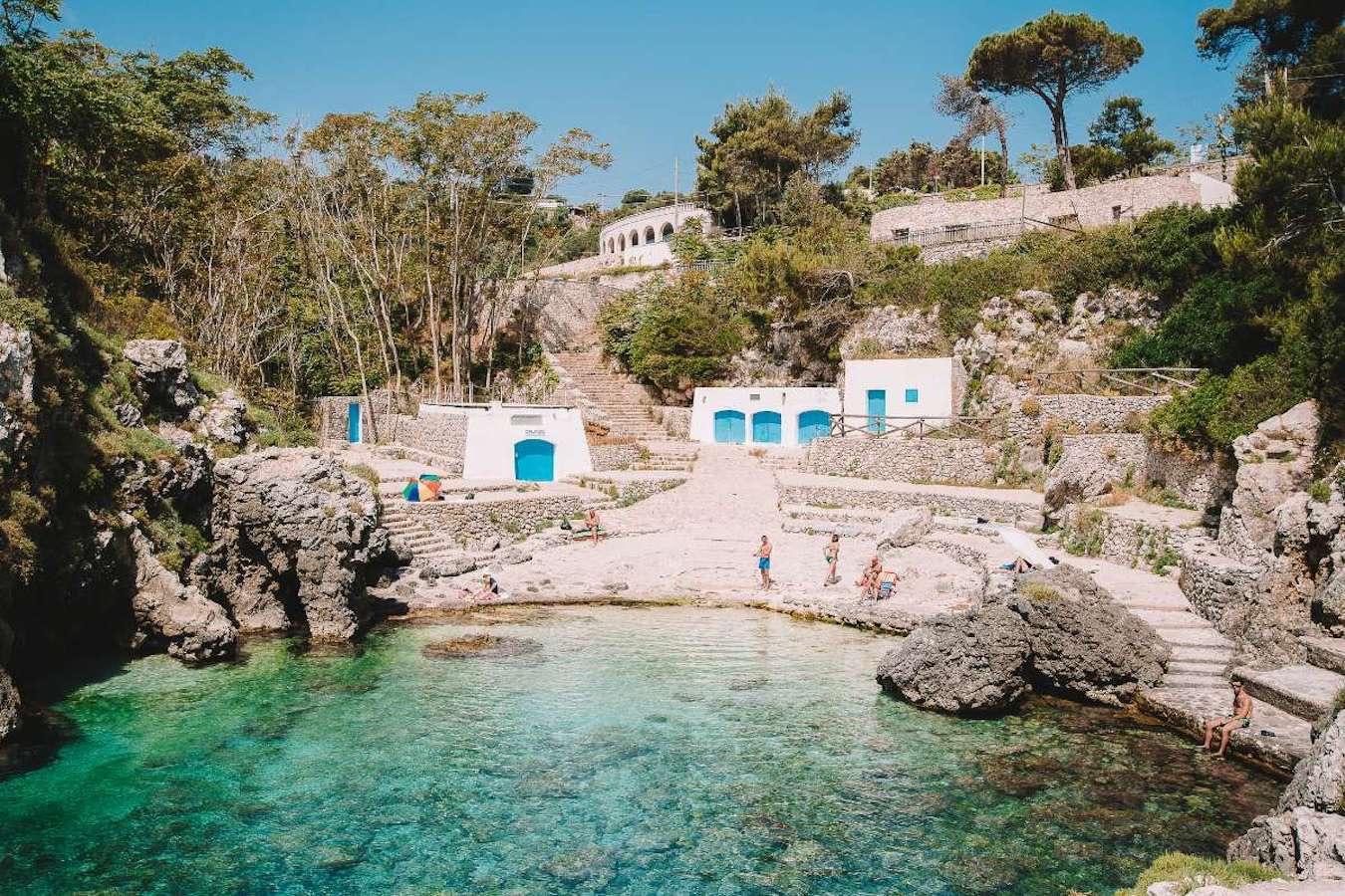Comoda e suggestiva discesa a mare di Cala dell'Acquaviva, a circa 1 km