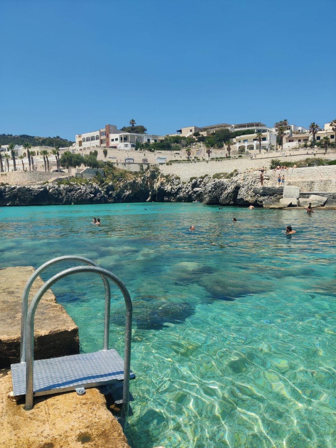 Discesa a mare con scalette a Castro Marina, a circa 100 metri dalle nostre camere
