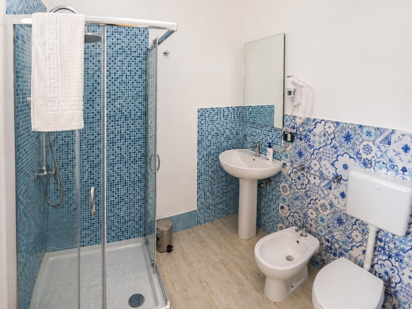Bagno della camera con patio