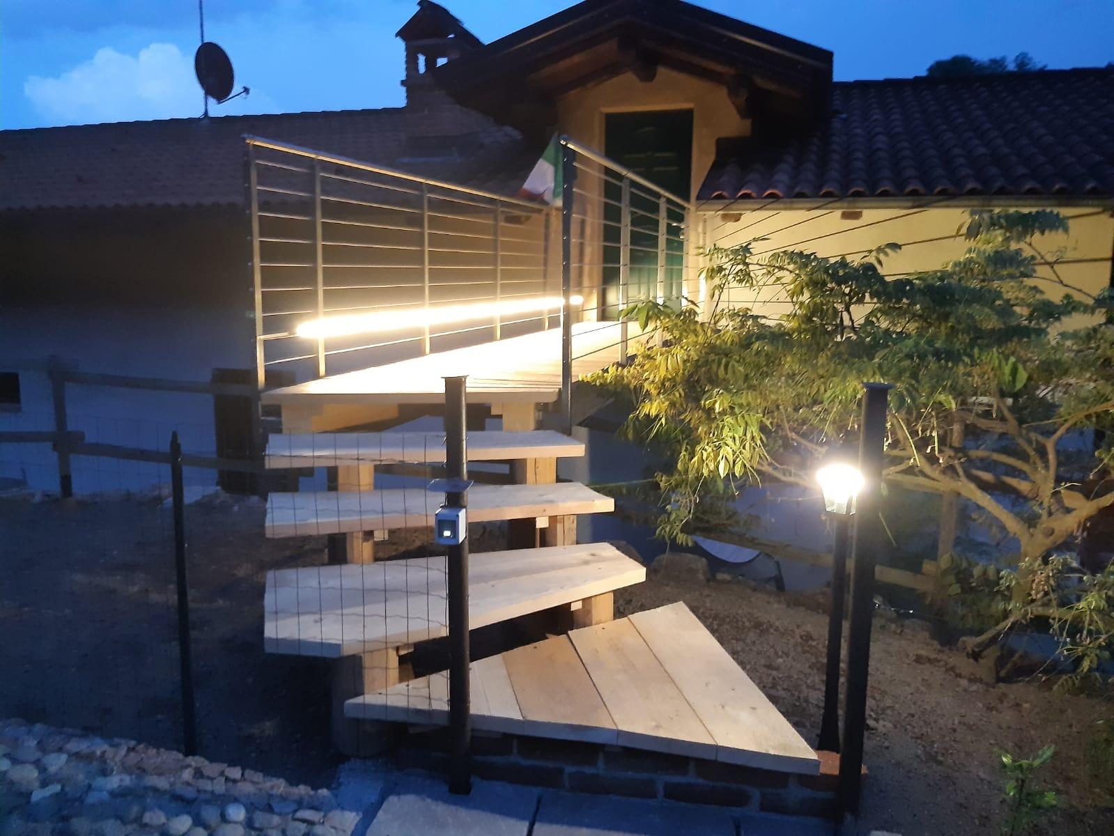Vista notturna dell'ingresso