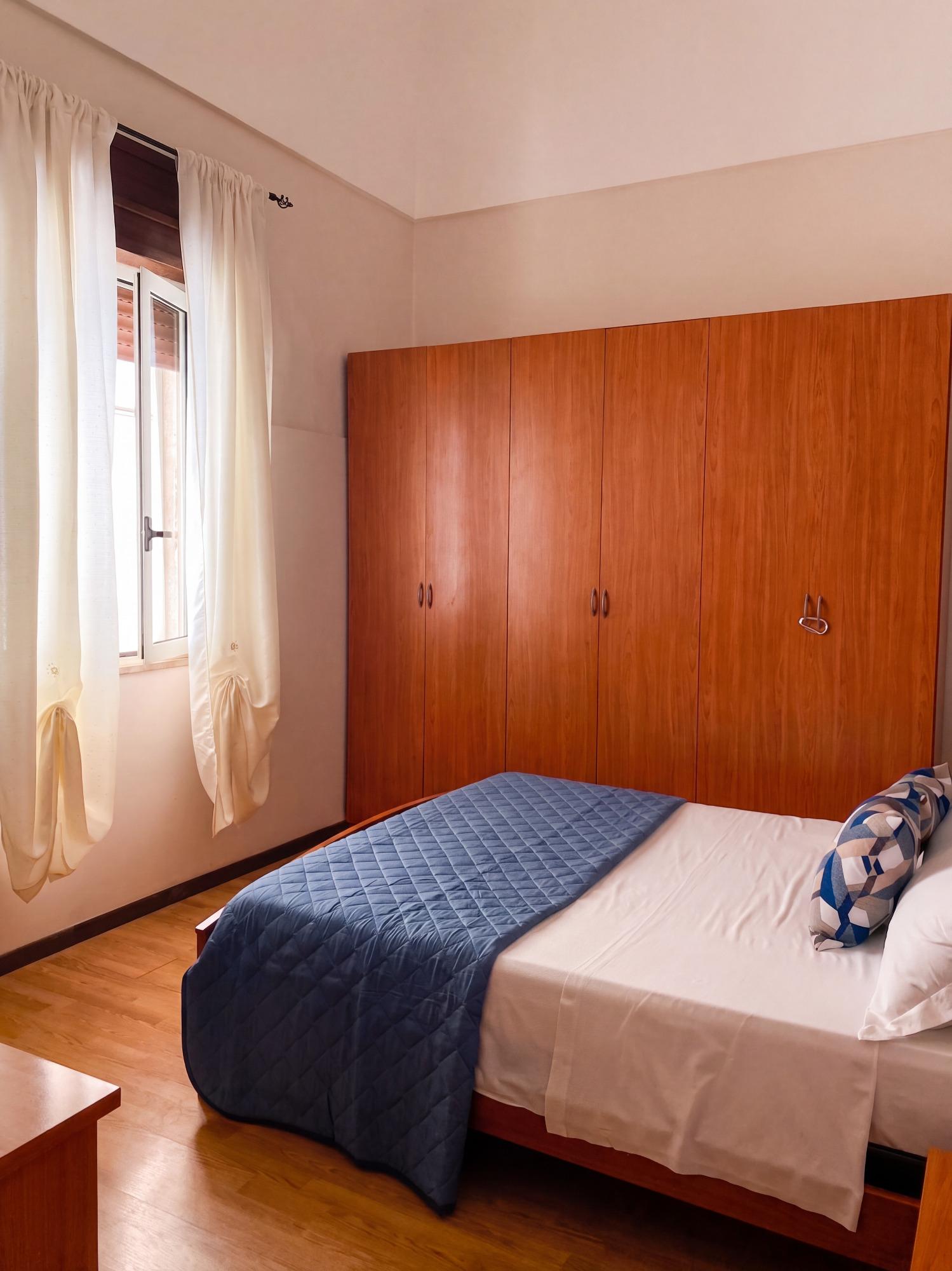 Letto matrimoniale con armadio e finestra camera da letto via Fermi