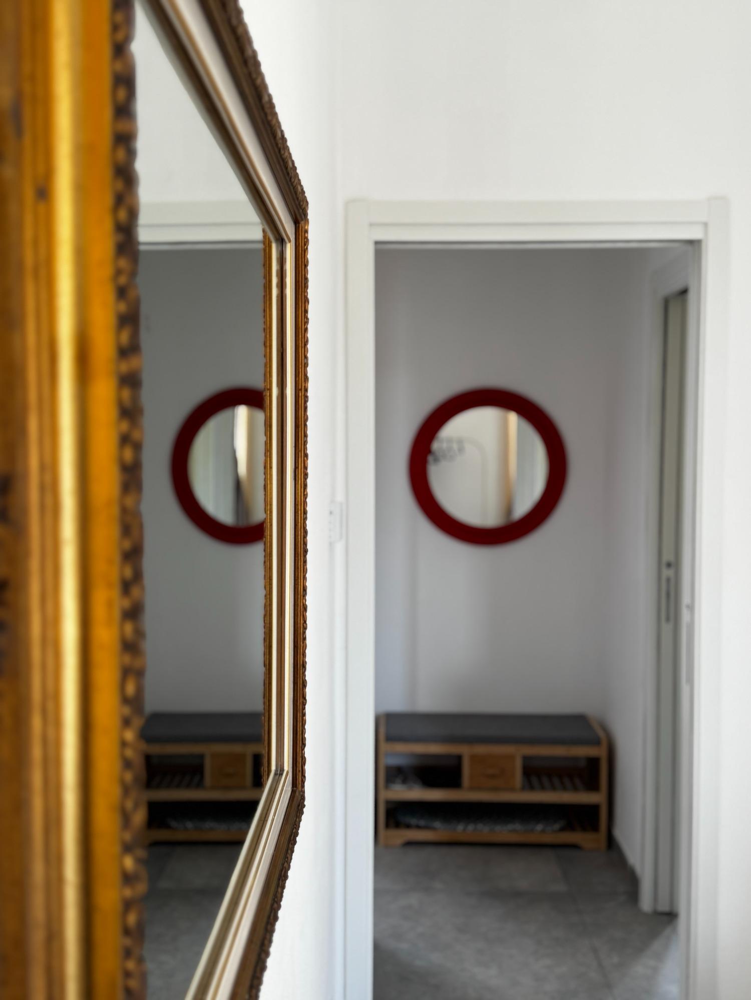 DISIMPEGNO PIANO TERRA, CAMERA DA LETTO DOVE C'è LO SPECCHIO E A DESTRA LA PORTA PER IL BAGNO