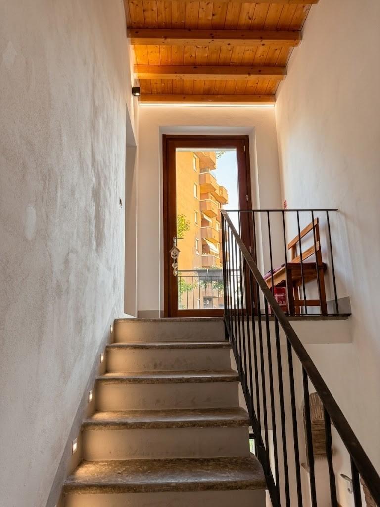 SCALA INTERNA PER ANDARE AL PRIMO PIANO