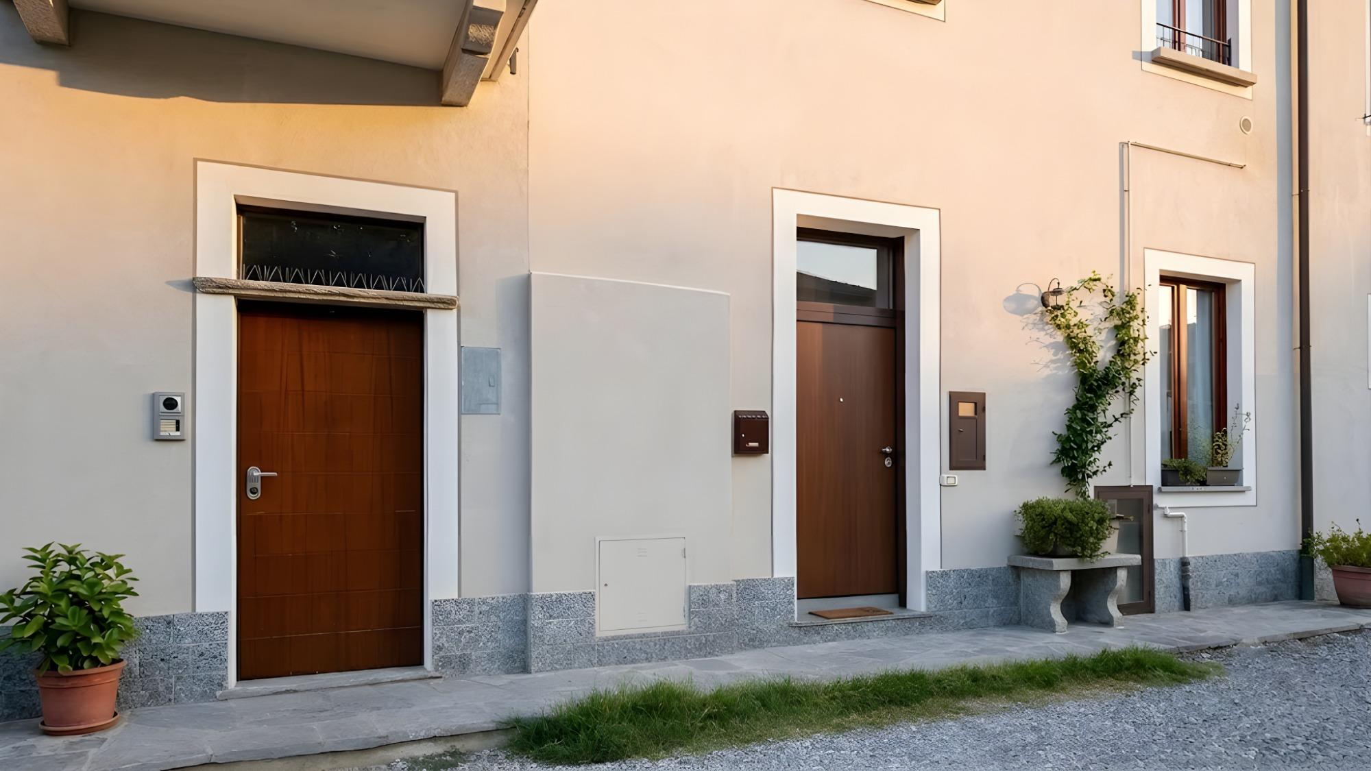 ESTERNO CON DUE INGRESSI PRIMO PIANO E PIANO TERRA (dx)
