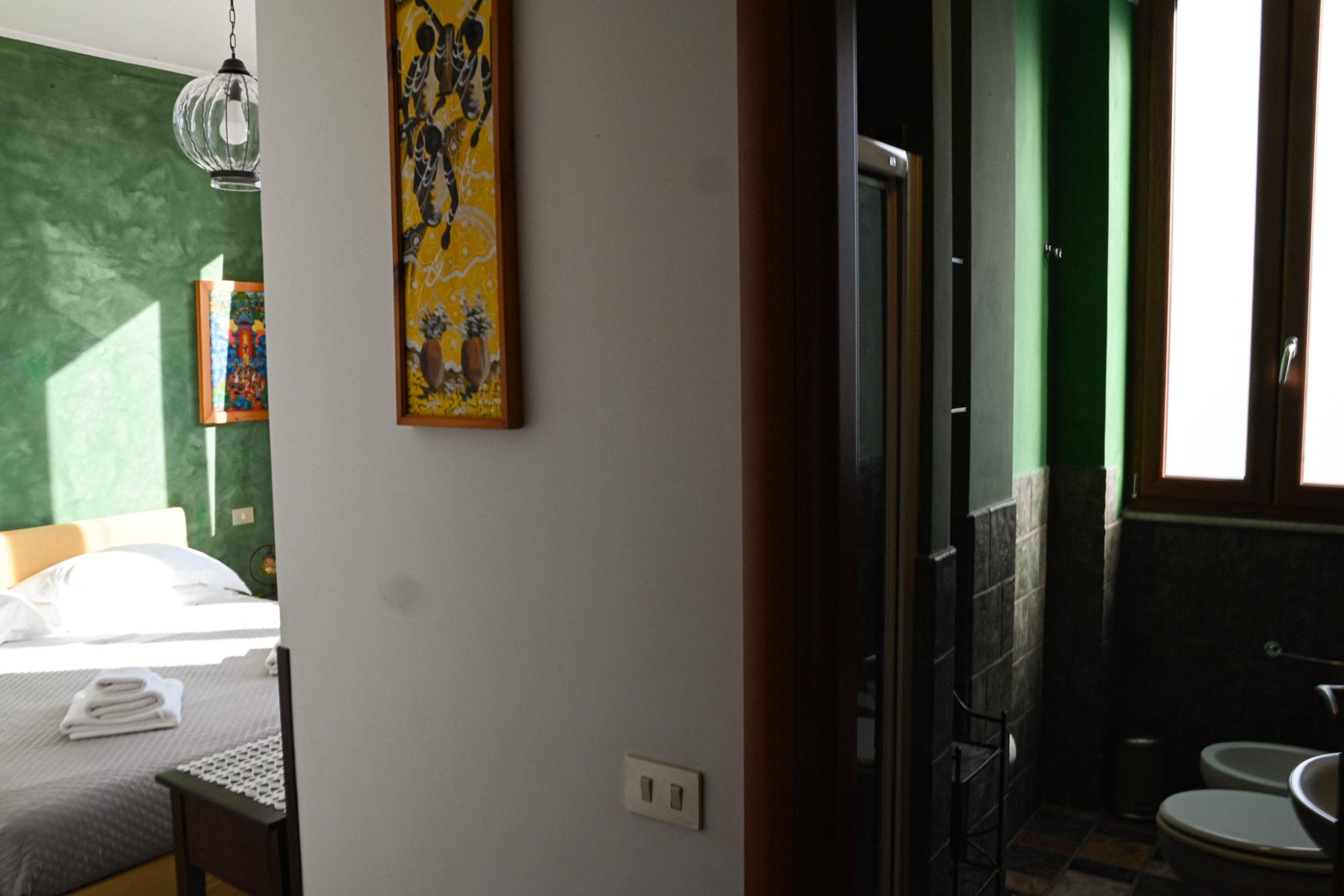 Stanza verde con bagno