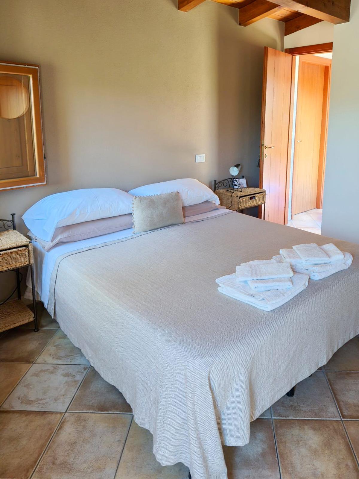 Camera con letto matrimoniale