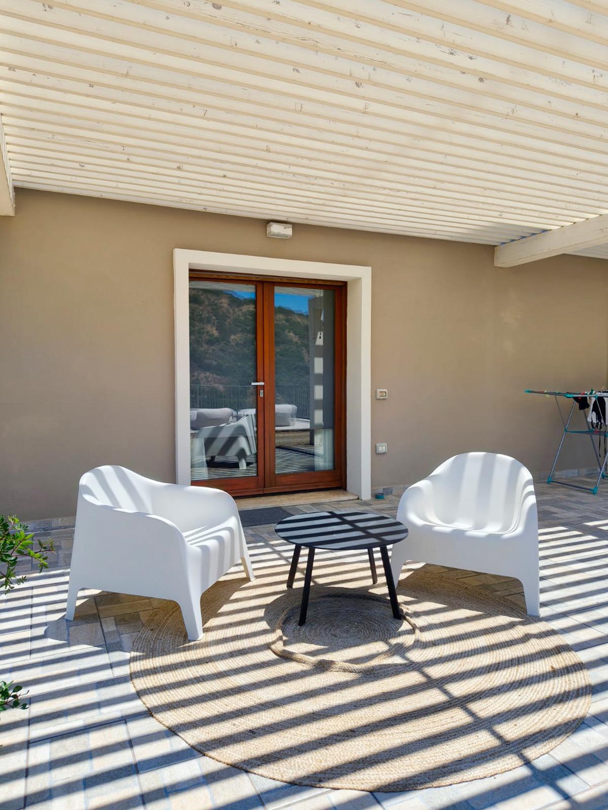 Veranda esterna con divanetti e tavolino