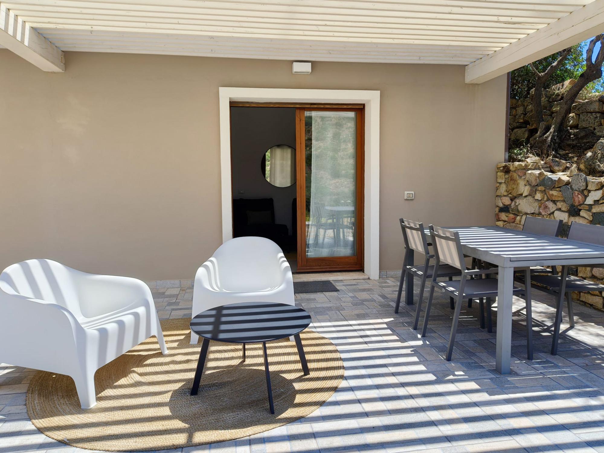 Patio esterno con divanetti e tavolino