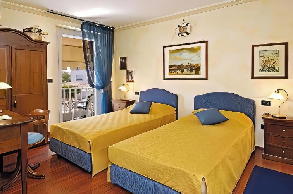 Camera Spirito d'America, camera a due letti (anche trasformabile a matrimioniale), bagno privato, wifi gratuito, due graziosi balconcini esterni.