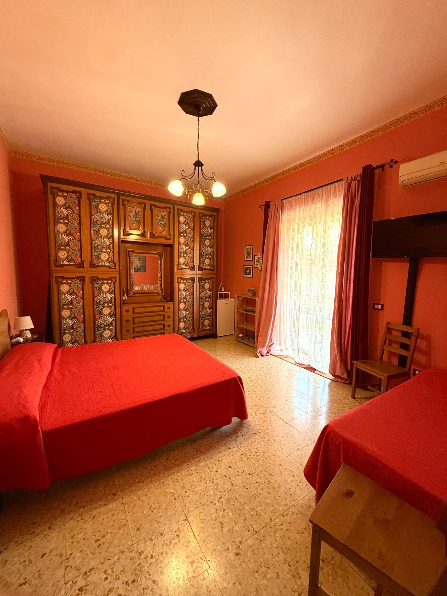 Camera rosa con balcone