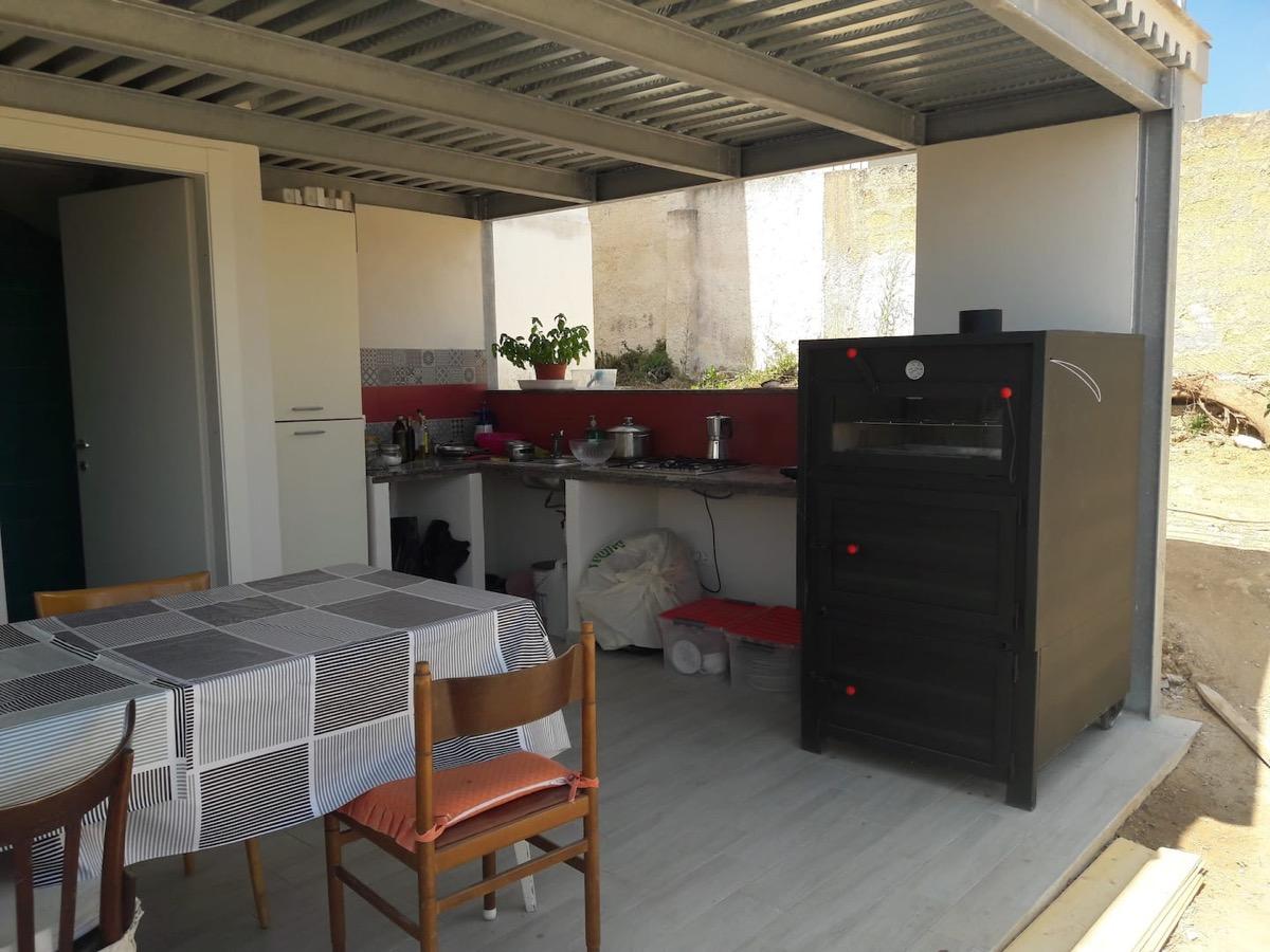Terrazza piano 0 lavandino, piastra gaz e forno a legna