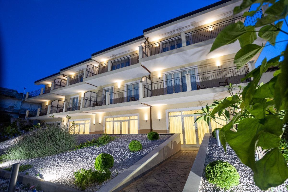 Savoca- cittadina mediavale, uno de I Borghi più belli d'Italia, il cui centro storico è a meno di 3 km dal Verdello Home