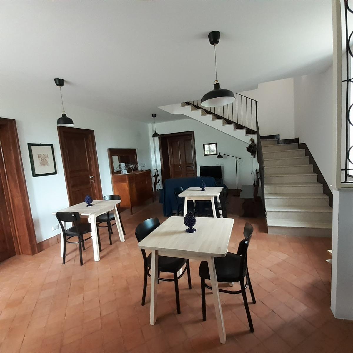 In alternativa alla sistemazione dei tavoli in giardino la struttura offre la possibilità di consumare la colazione in una spaziosa sala comune.