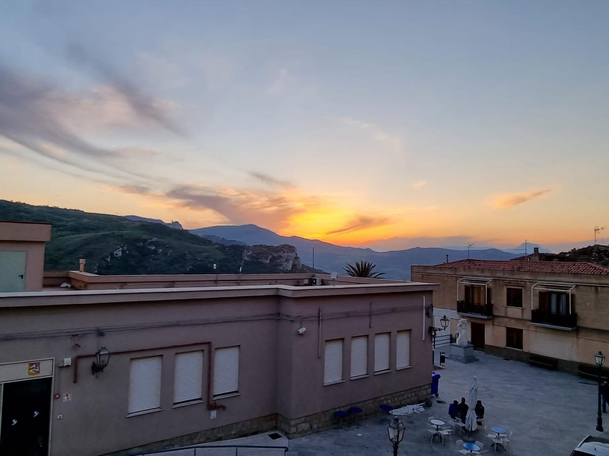 Vista panoramica dal balcone soggiorno o camera da letto matrimaniale