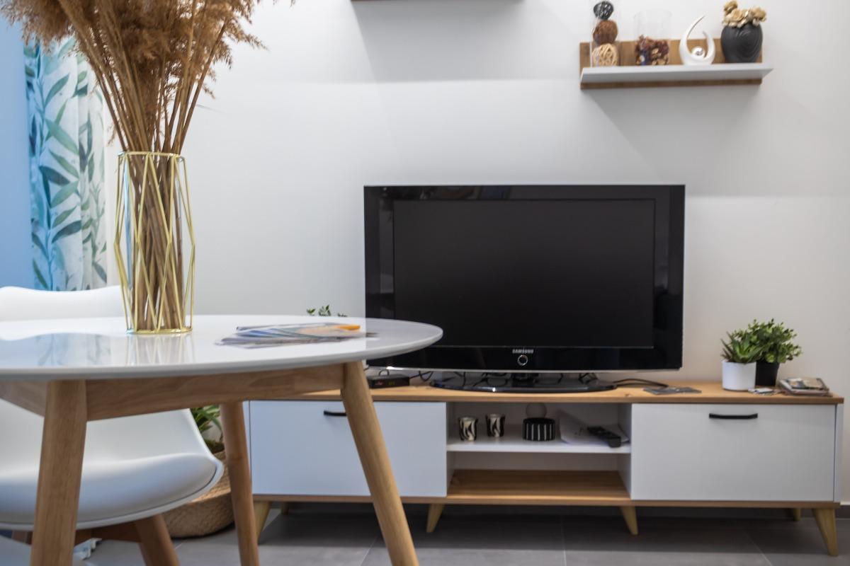 Zona pranzo con divano e TV